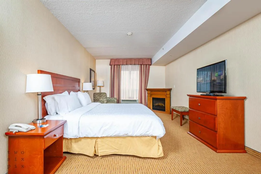 Bed in Holiday Inn Express Hotel & Suites Clarington - Bowmanville by IHG