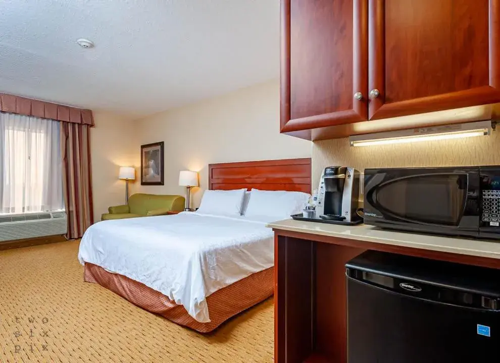 Bed in Holiday Inn Express Hotel & Suites Clarington - Bowmanville by IHG Bed in Holiday Inn Express Hotel & Suites Clarington - Bowmanville by IHG