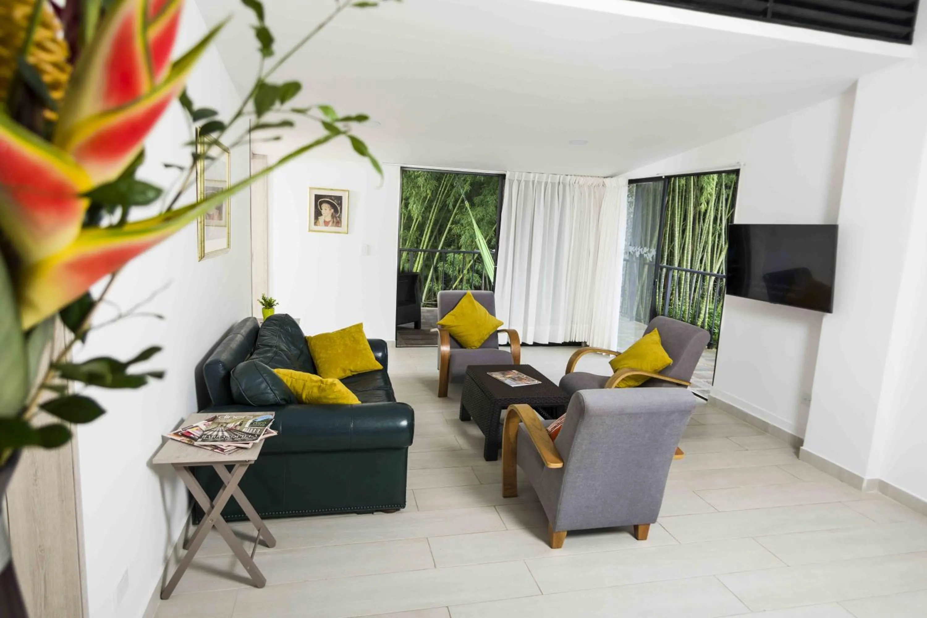 Communal lounge/ TV room in Hotel campestre La Floresta