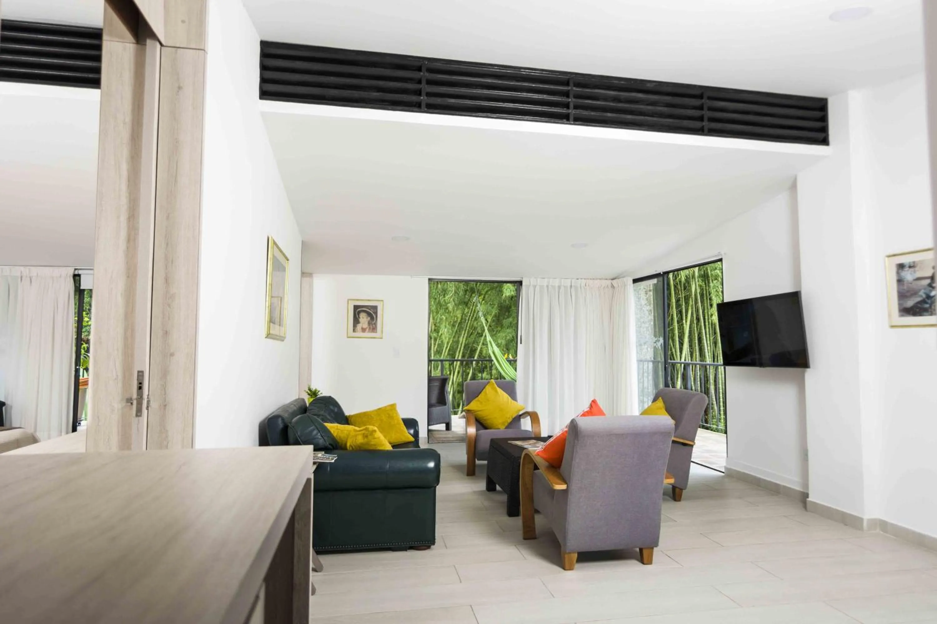 Communal lounge/ TV room in Hotel campestre La Floresta