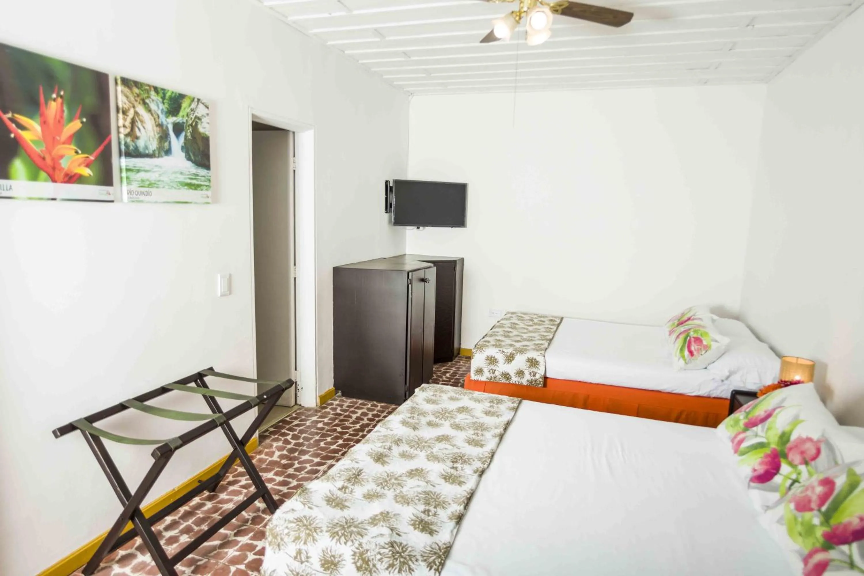 Communal lounge/ TV room, Bed in Hotel campestre La Floresta