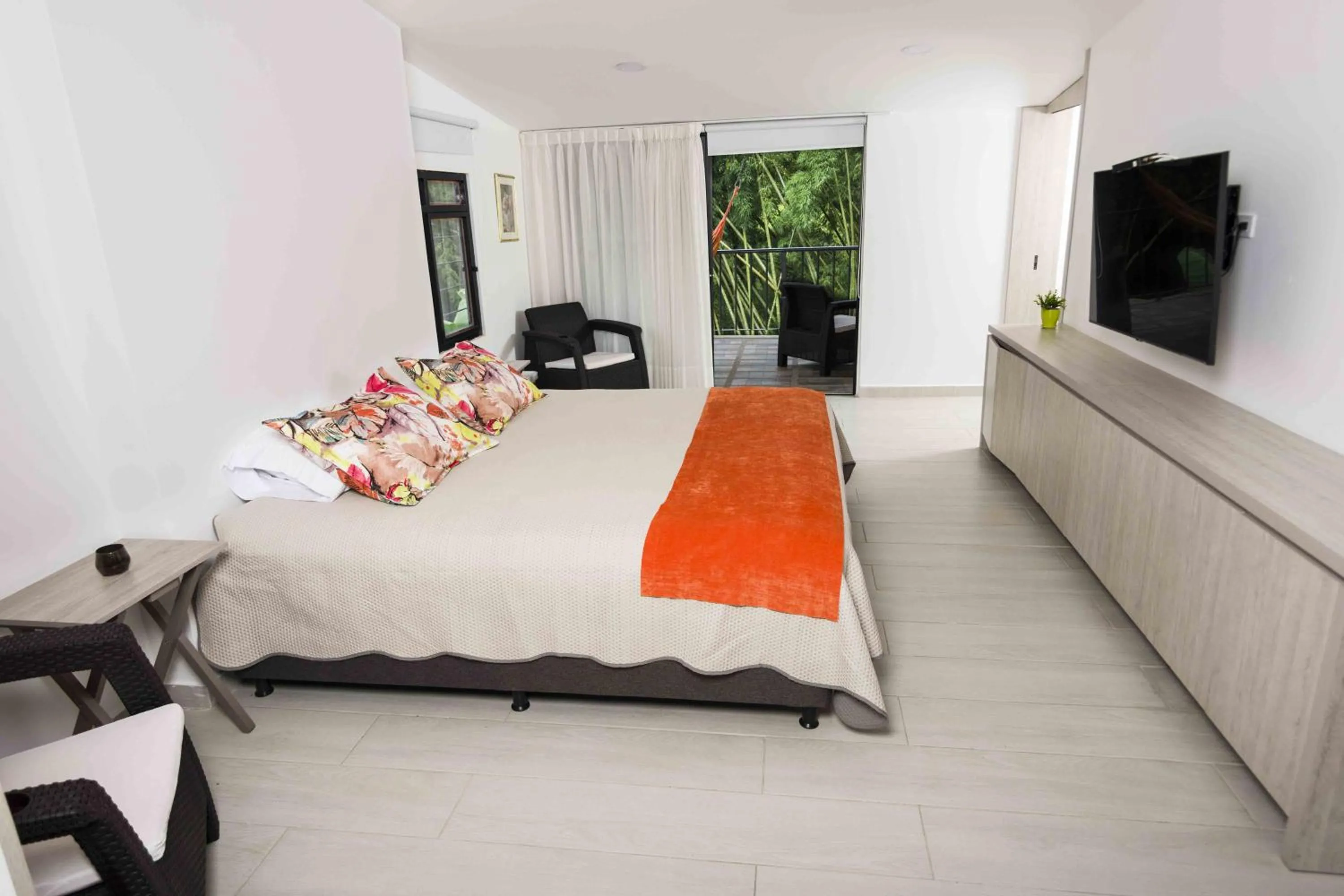 Communal lounge/ TV room, Bed in Hotel campestre La Floresta