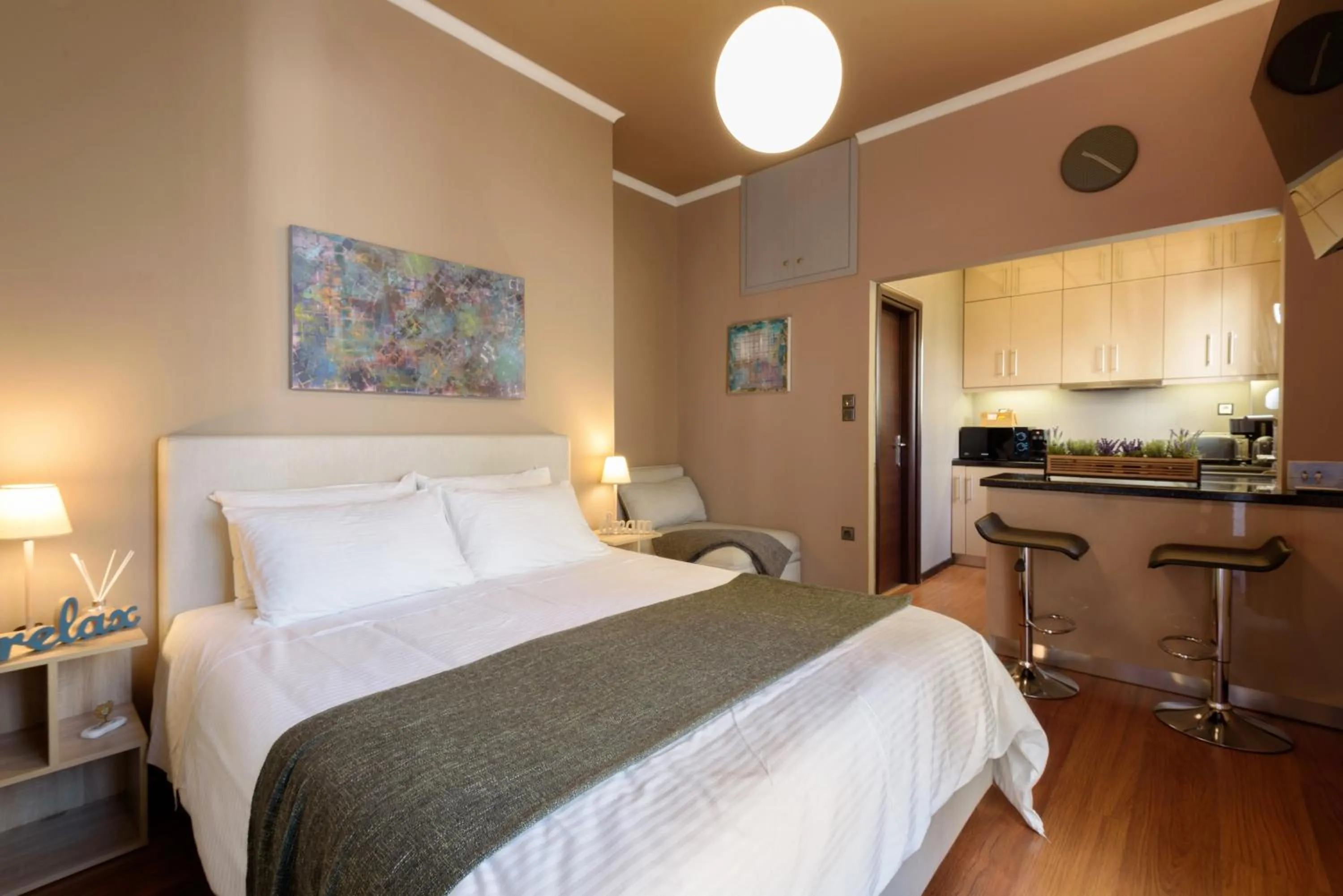 Photo of the whole room, Bed in Armoniko