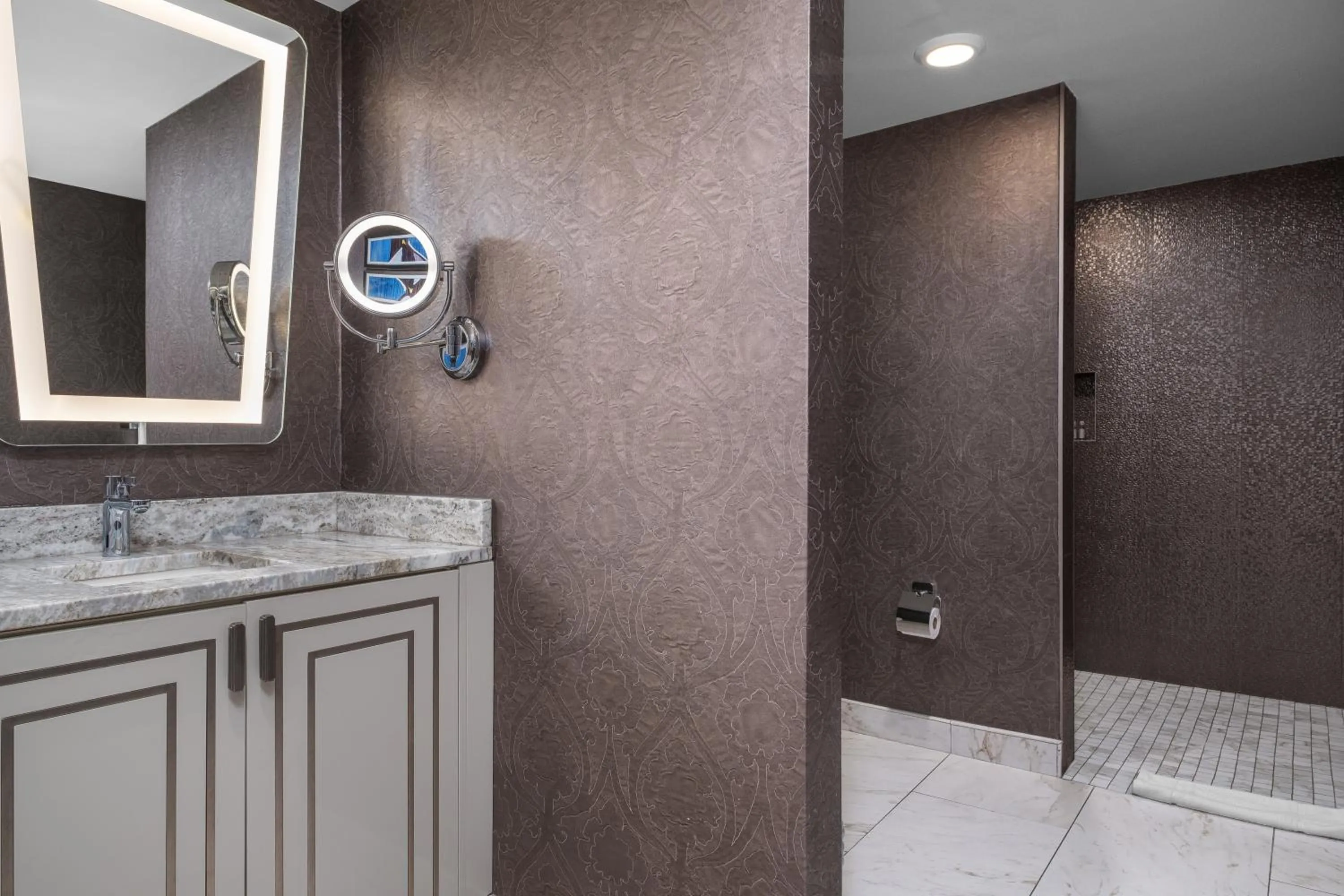 Shower in The Jung Hotel and Residences