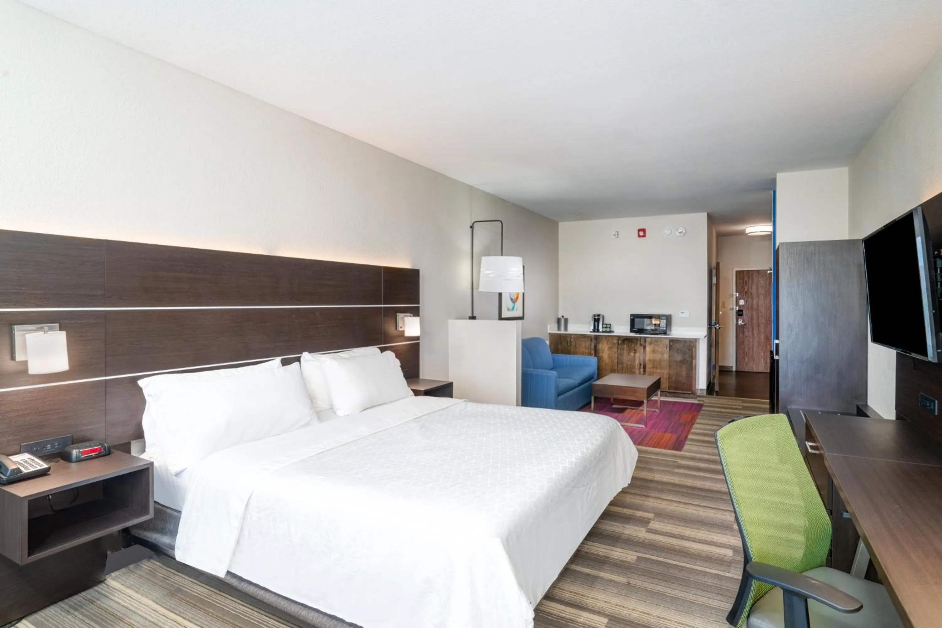 Photo of the whole room, Bed in Holiday Inn Express Hotel Winona North by IHG