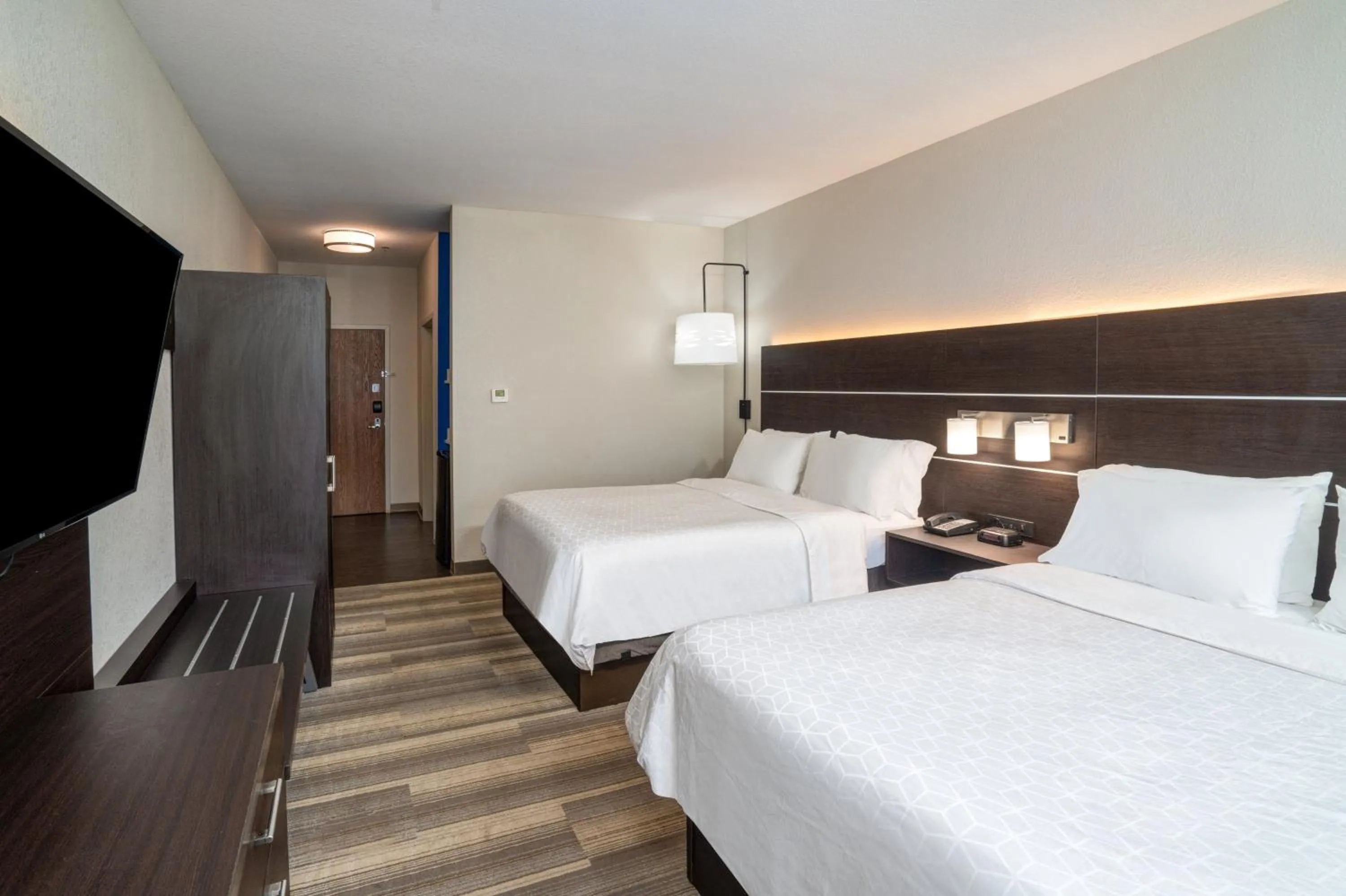 Photo of the whole room, Bed in Holiday Inn Express Hotel Winona North by IHG