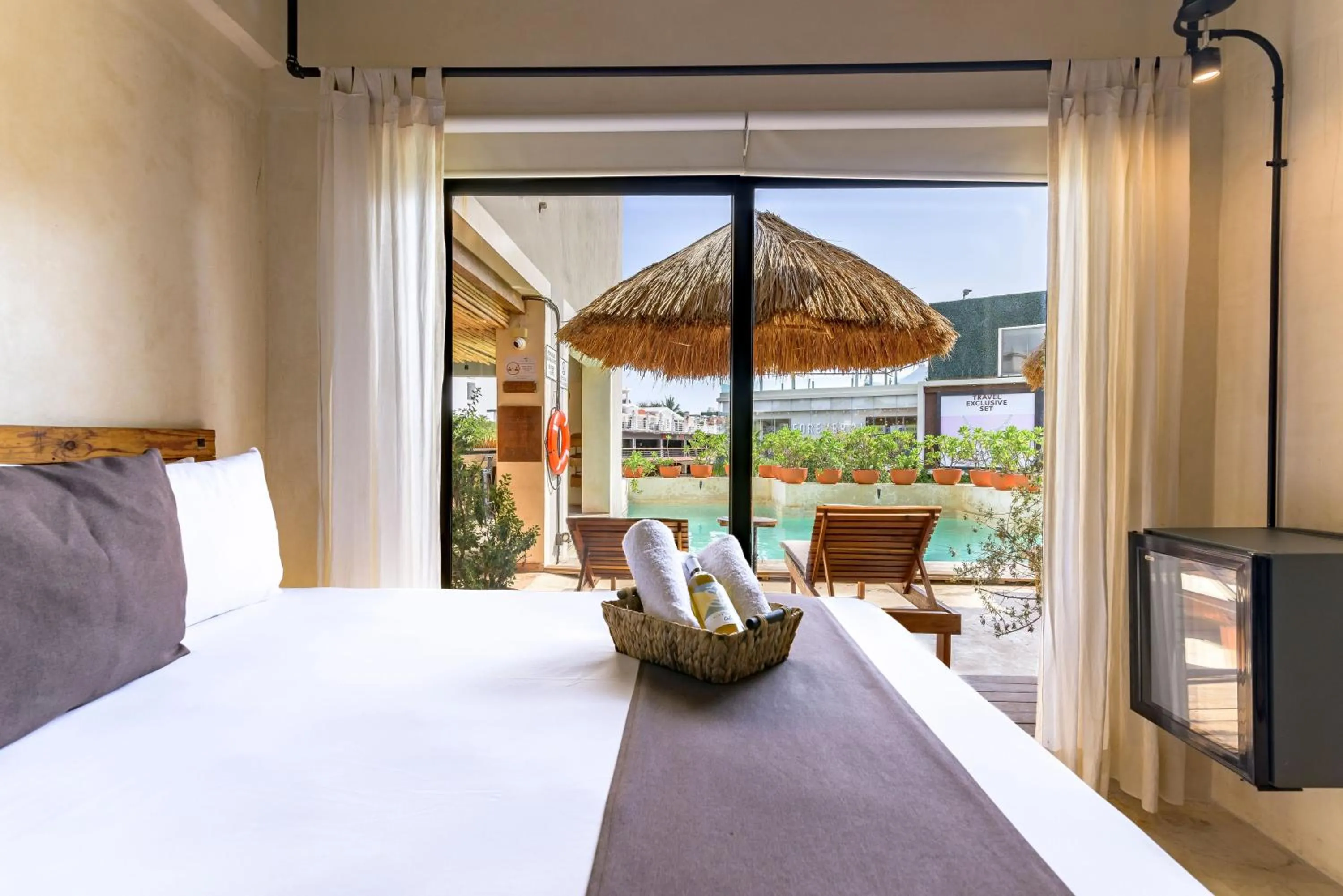 Pool view, Bed in Caribbean Paradise Hotel & Spa - 5th Avenue