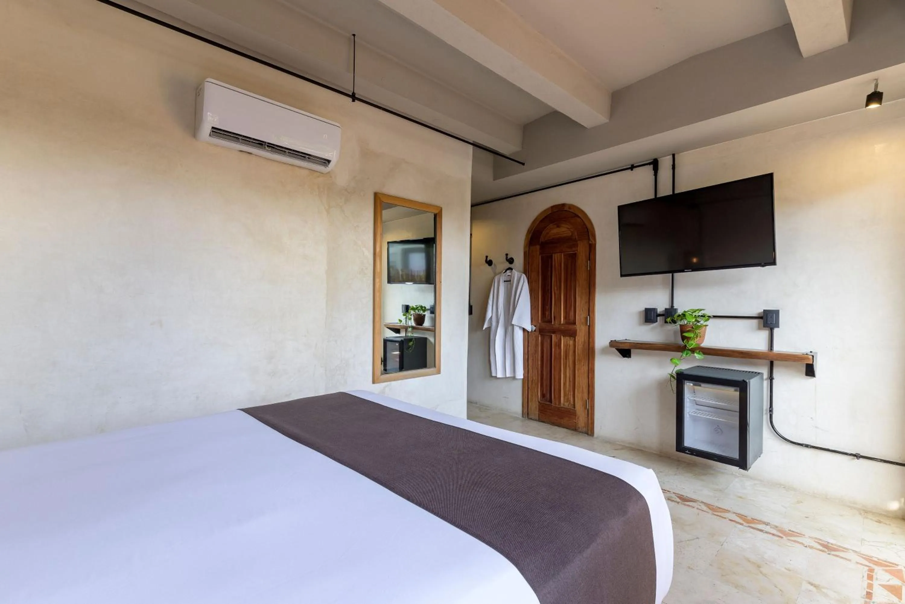 TV and multimedia, Bed in Caribbean Paradise Hotel & Spa - 5th Avenue