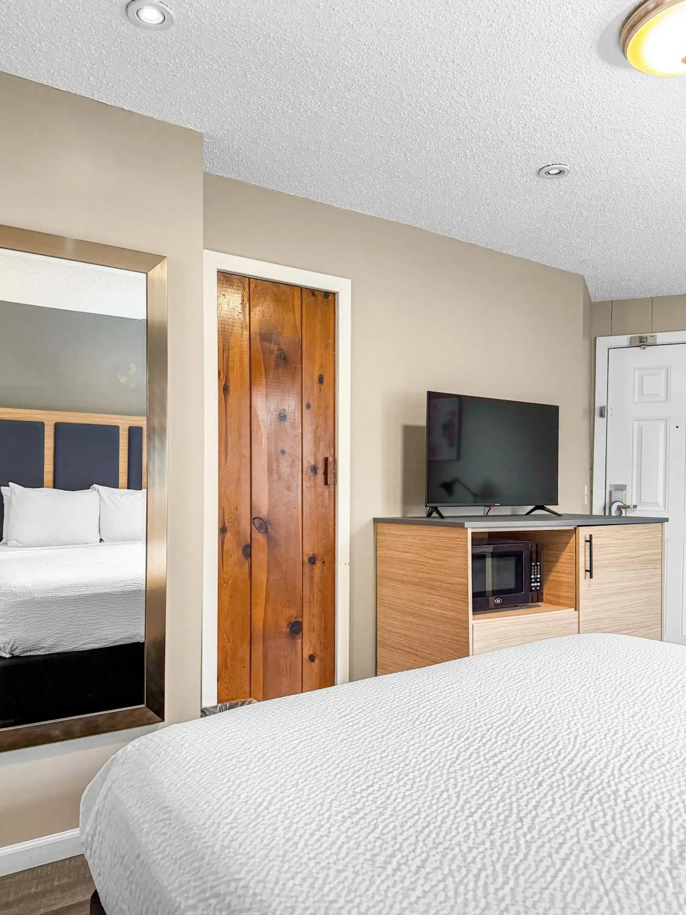 TV and multimedia, Bed in Courtesy Inn Downtown Eugene TV and multimedia, Bed in Courtesy Inn Downtown Eugene