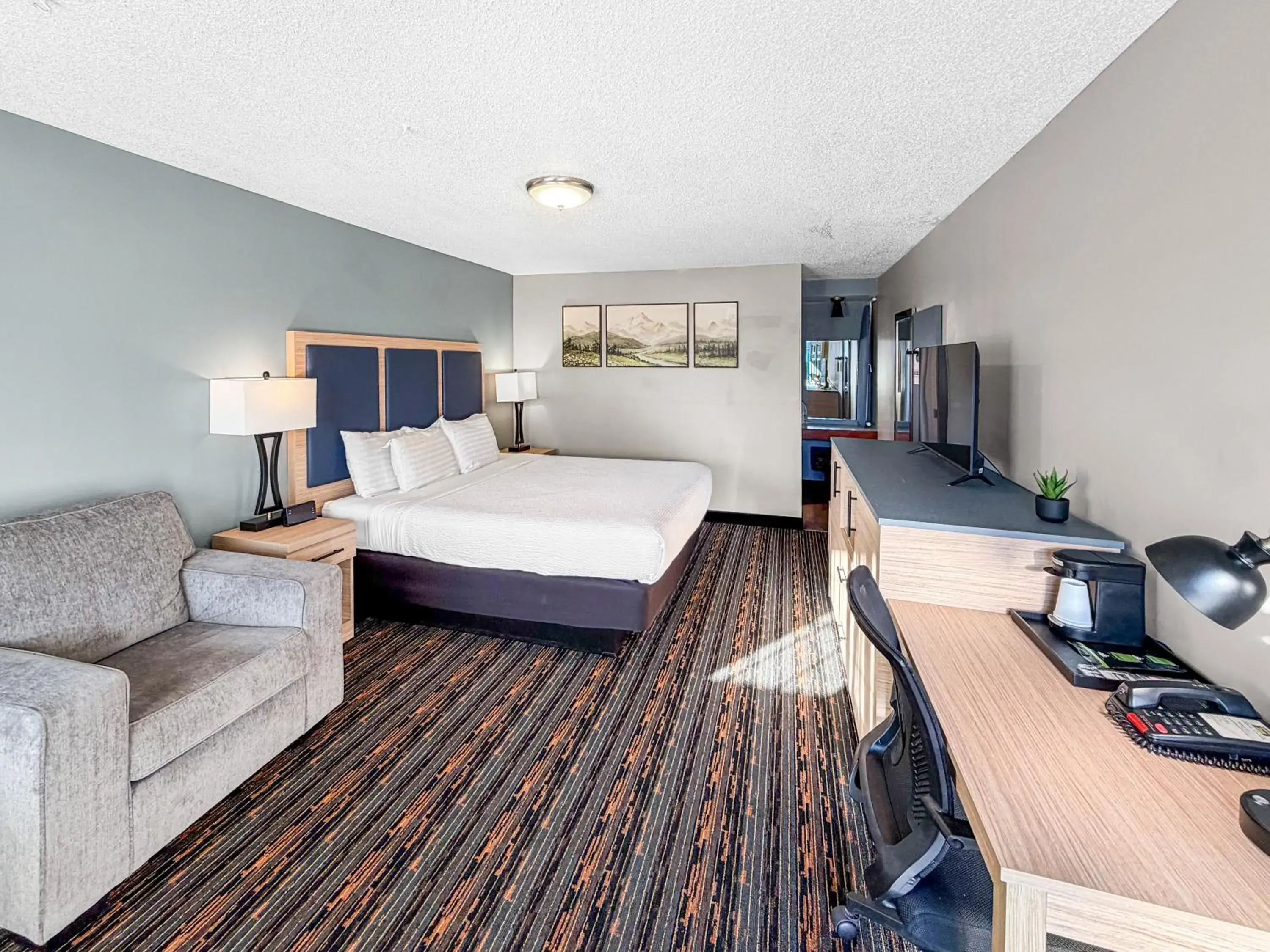 Photo of the whole room, Bed in Courtesy Inn Downtown Eugene Photo of the whole room, Bed in Courtesy Inn Downtown Eugene