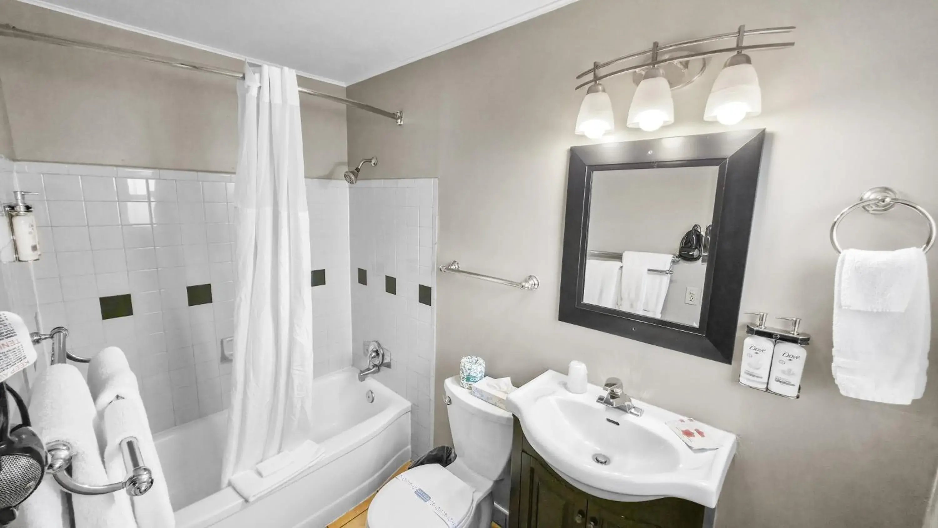 Deluxe Queen Room with Sofa in Courtesy Inn Downtown Eugene Deluxe Queen Room with Sofa in Courtesy Inn Downtown Eugene