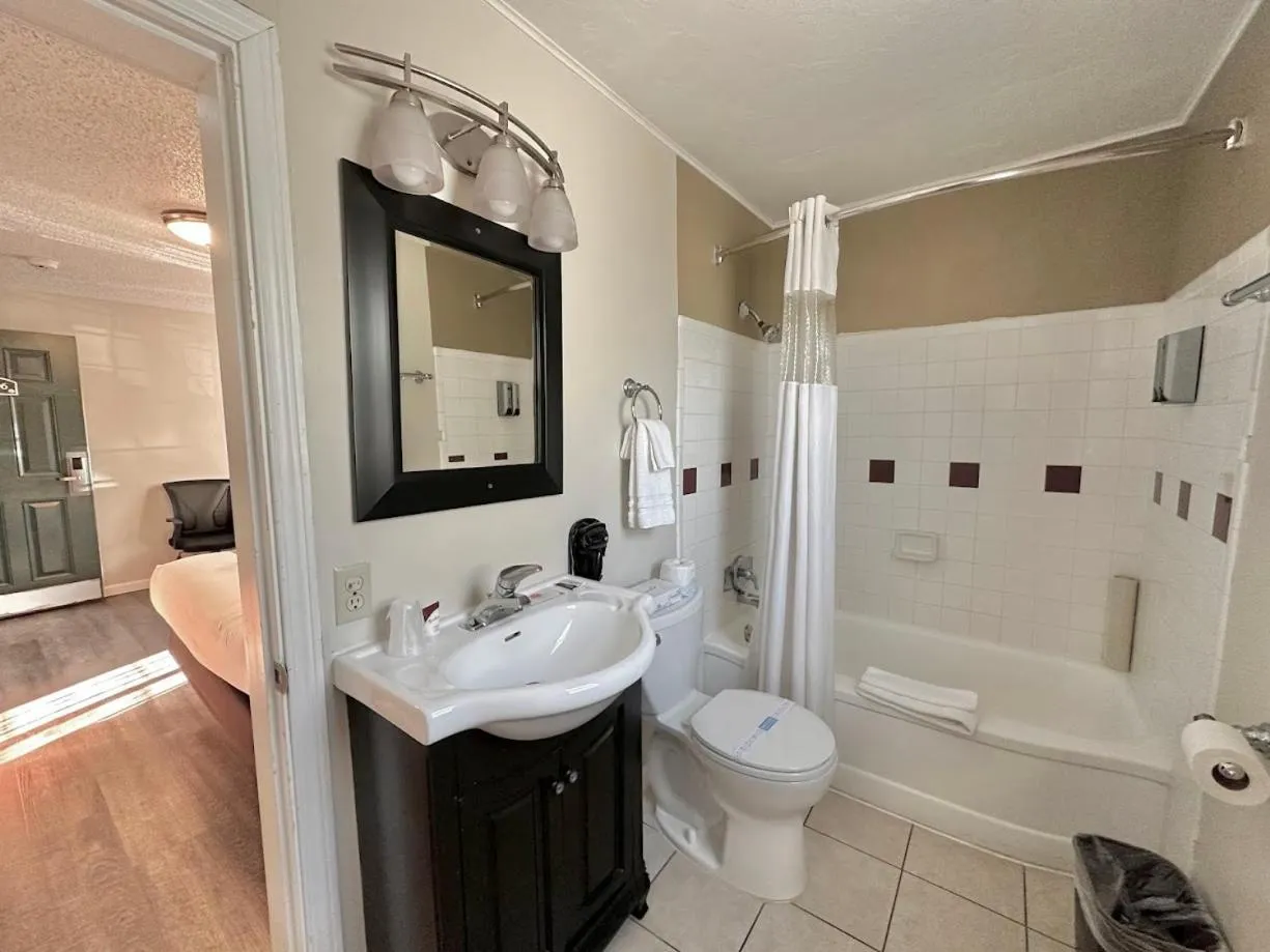 Shower in Courtesy Inn Downtown Eugene