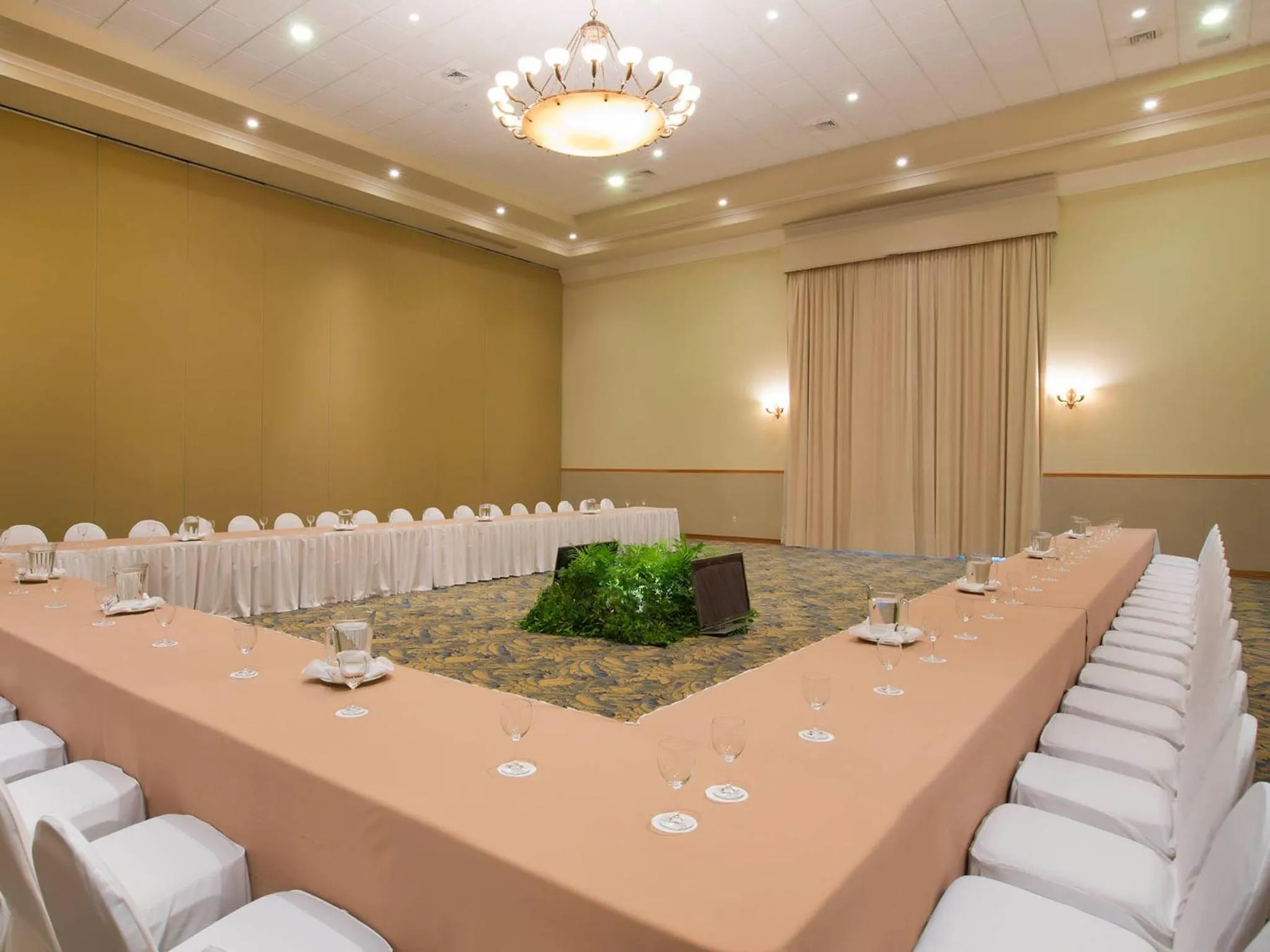 Business facilities in Paradise Village