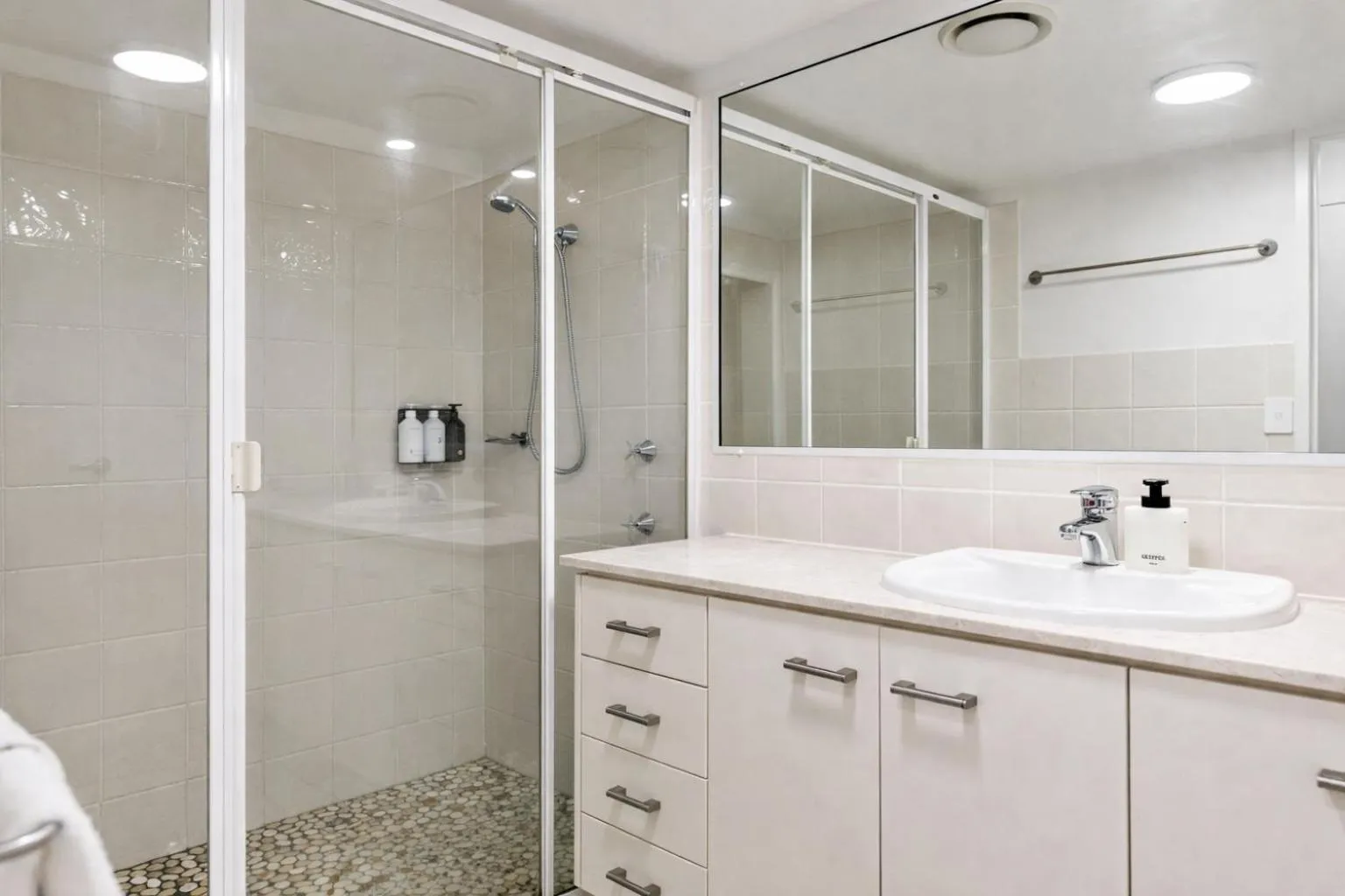 Riverside Apartments & Hotel