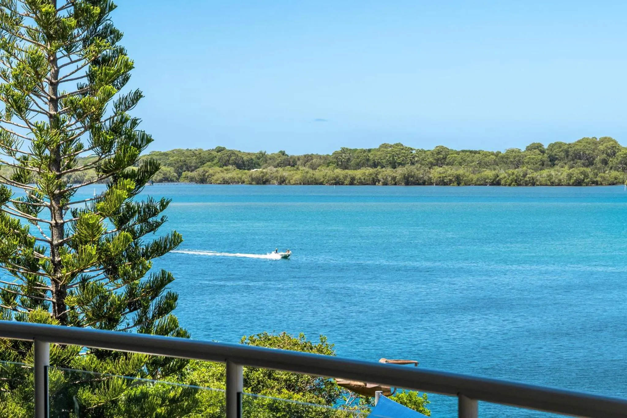 Riverside Apartments & Hotel