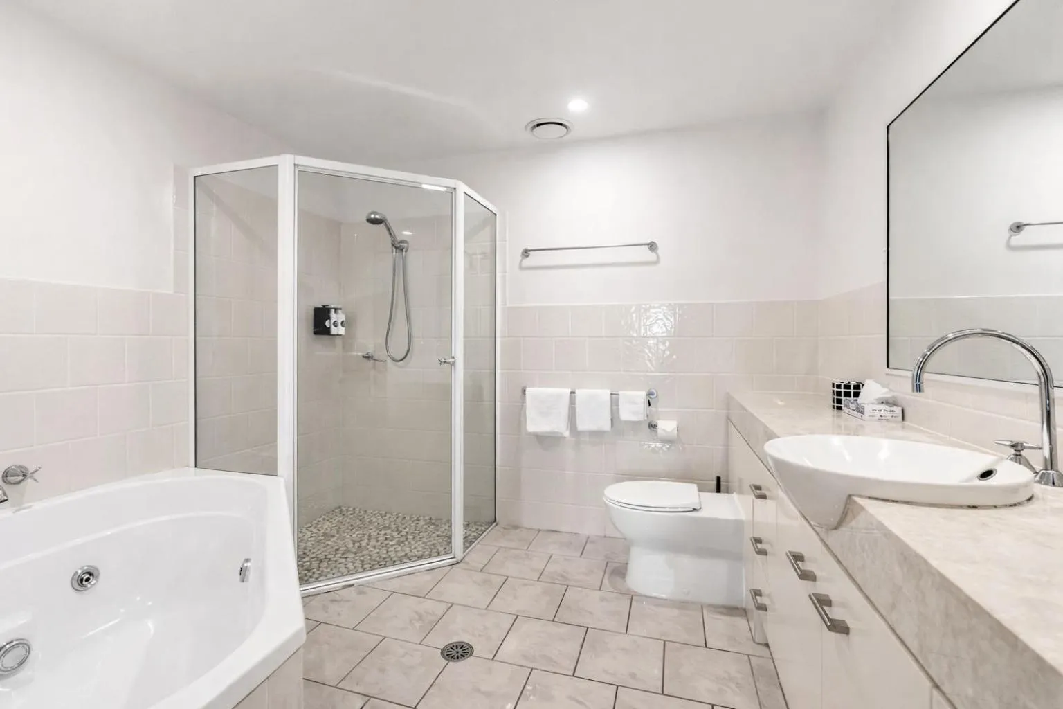 Riverside Apartments & Hotel