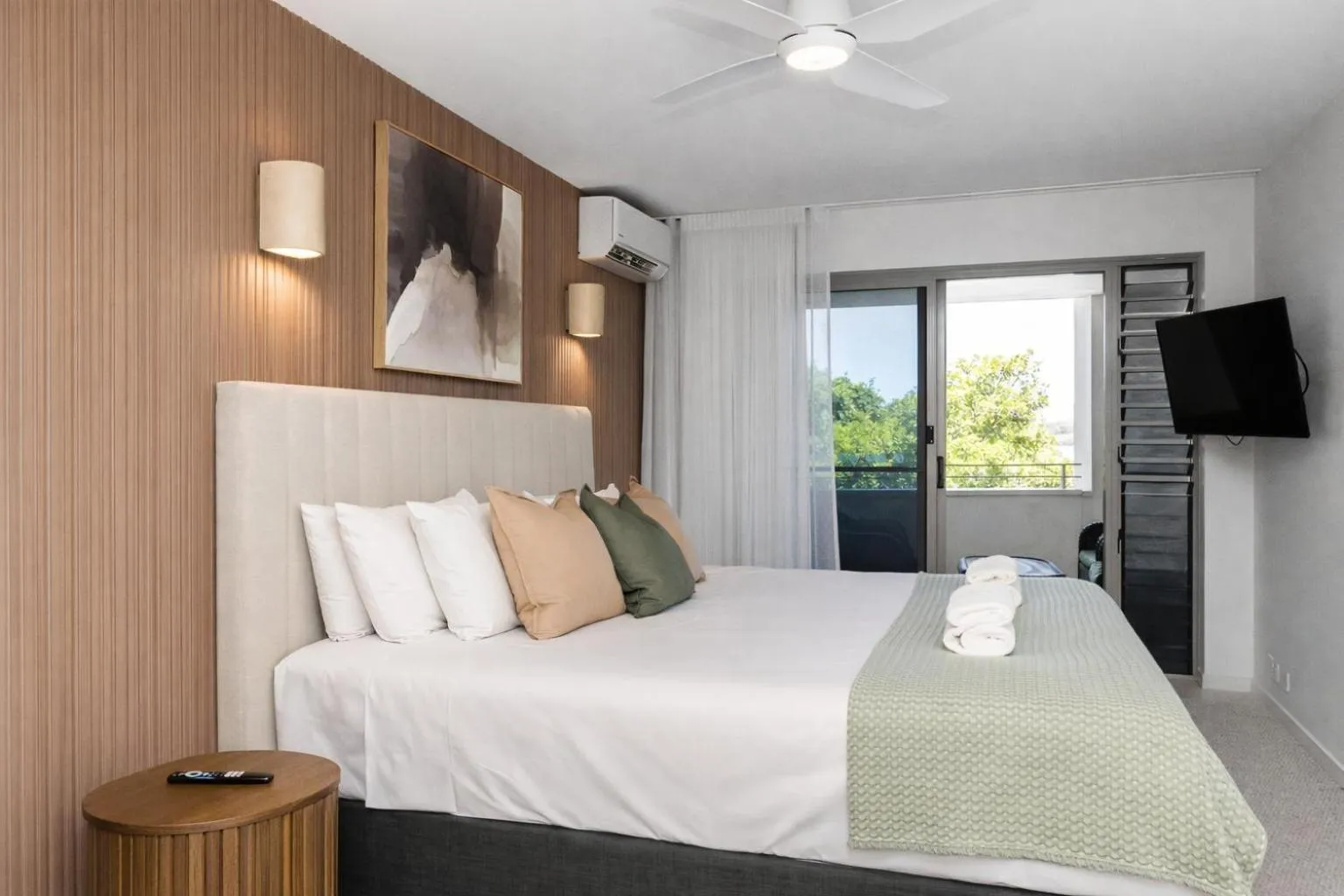 Bed in Riverside Apartments & Hotel