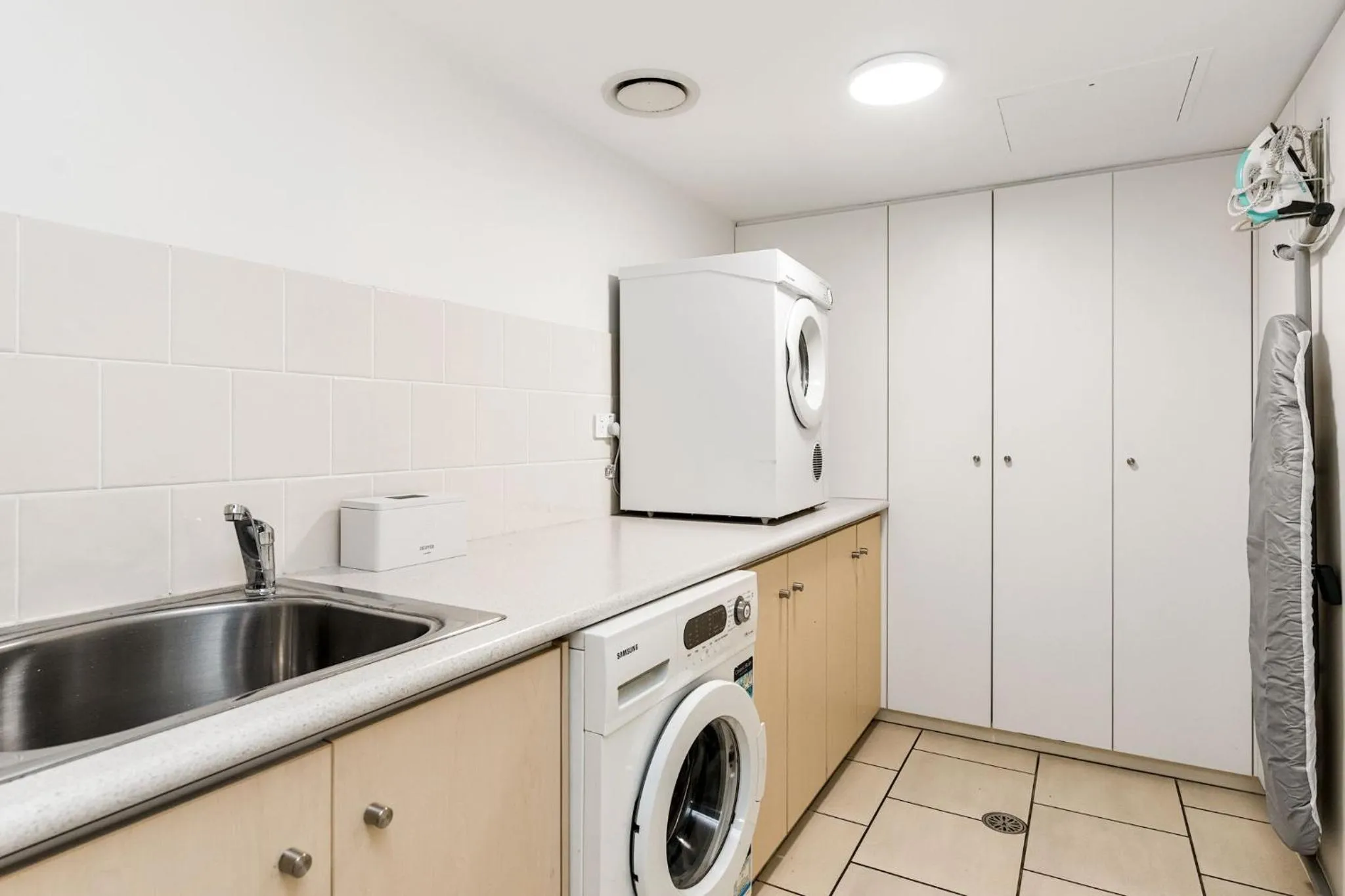 Riverside Apartments & Hotel