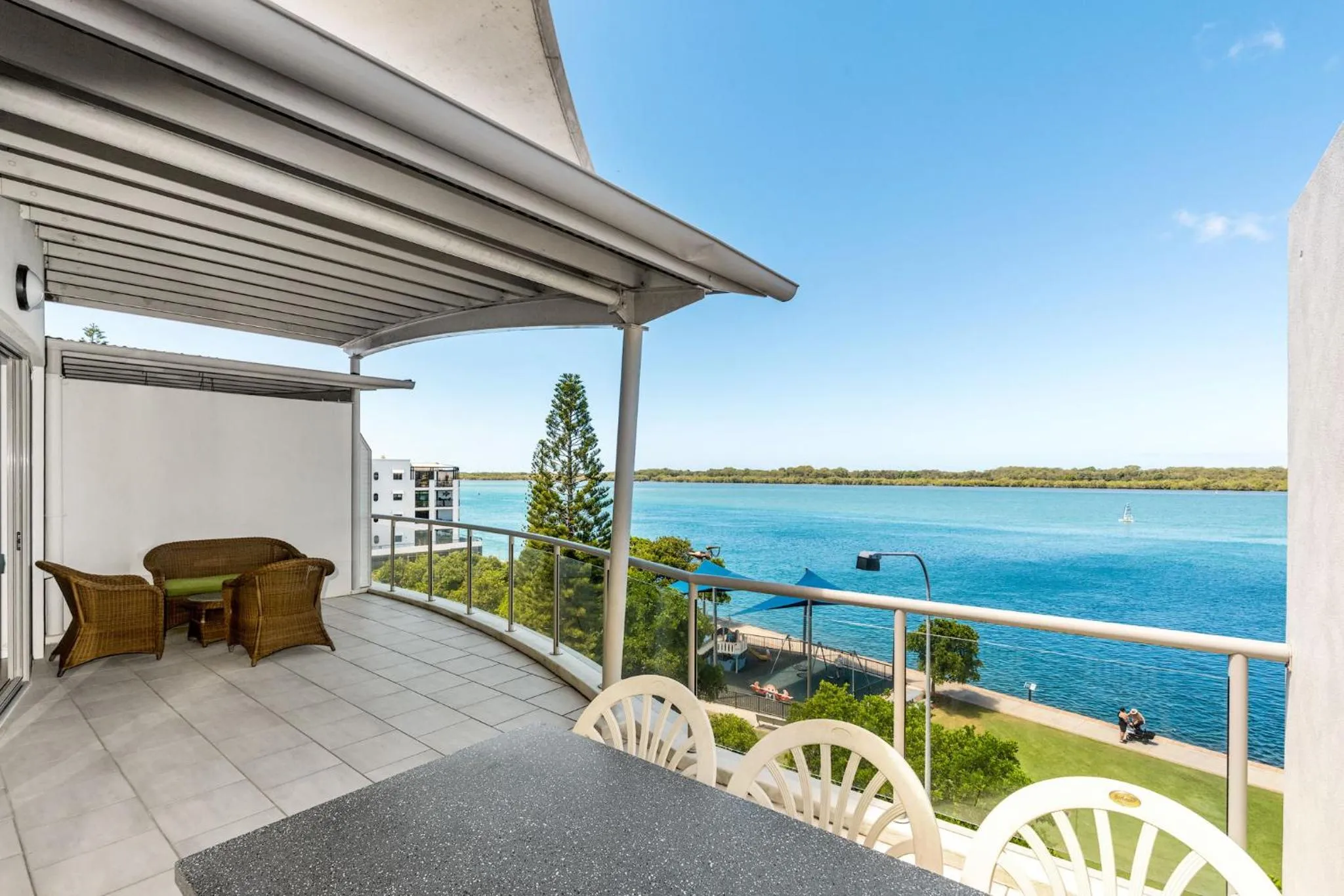 Riverside Apartments & Hotel