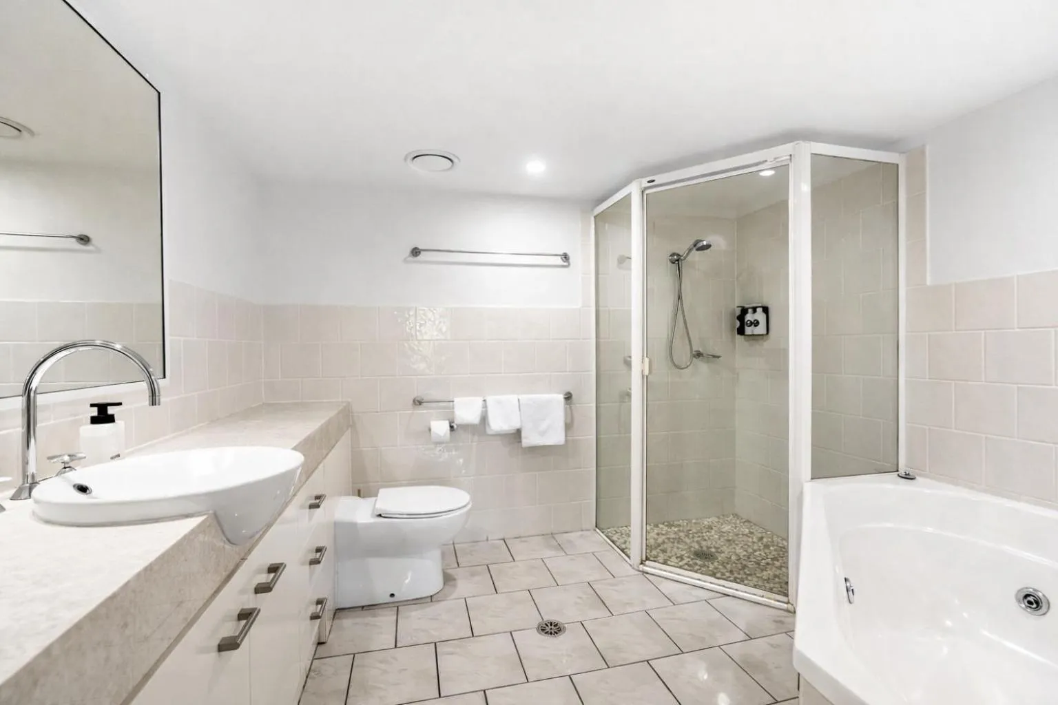 Riverside Apartments & Hotel