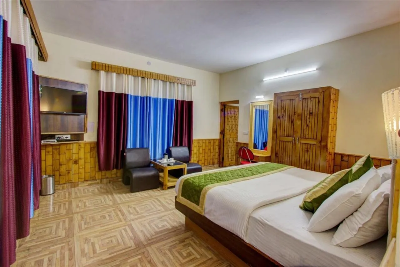 Communal lounge/ TV room, Bed in Hotel Samiru Manali