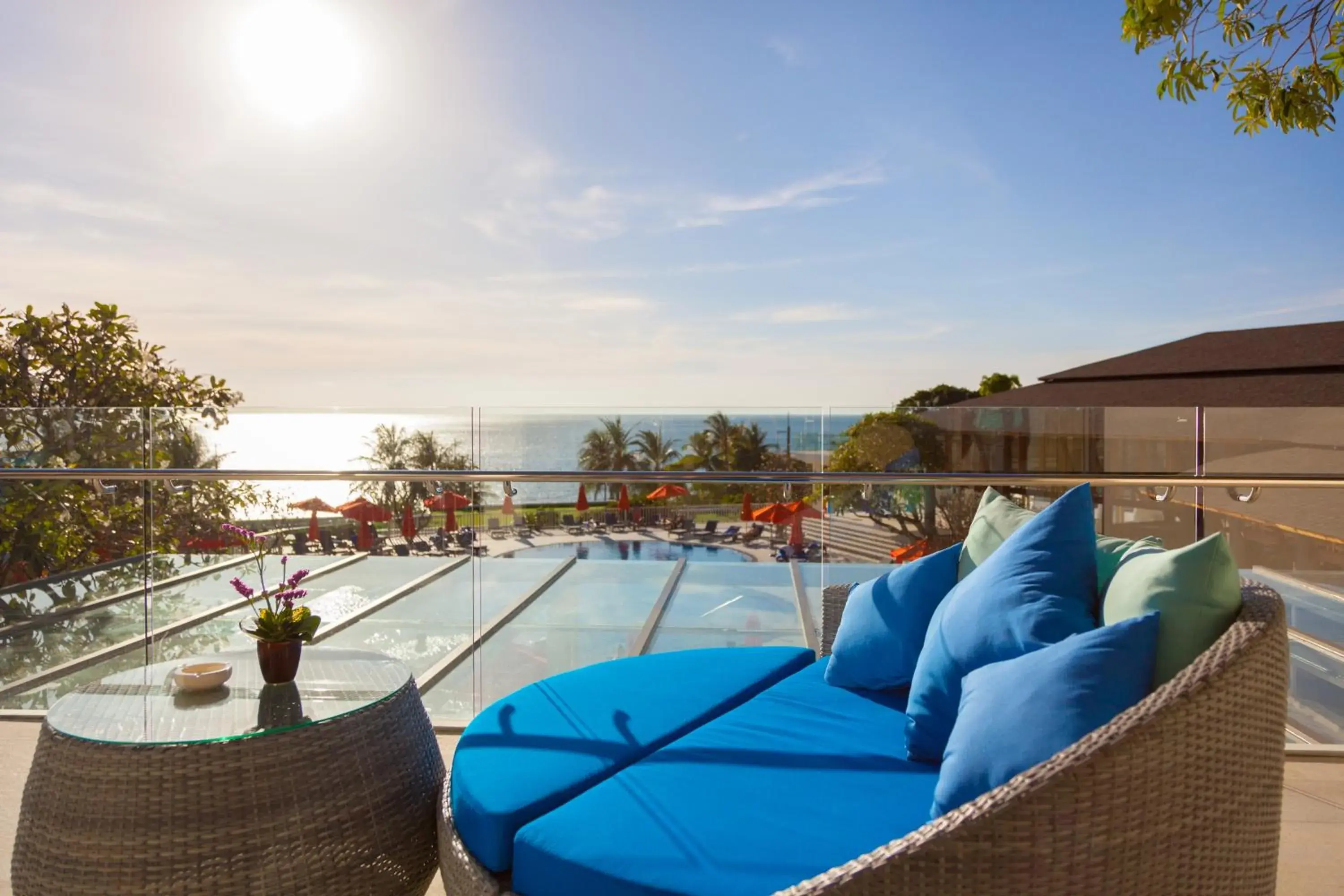 Lounge or bar in Diamond Cliff Resort & Spa, Patong Beach Lounge or bar in Diamond Cliff Resort & Spa, Patong Beach