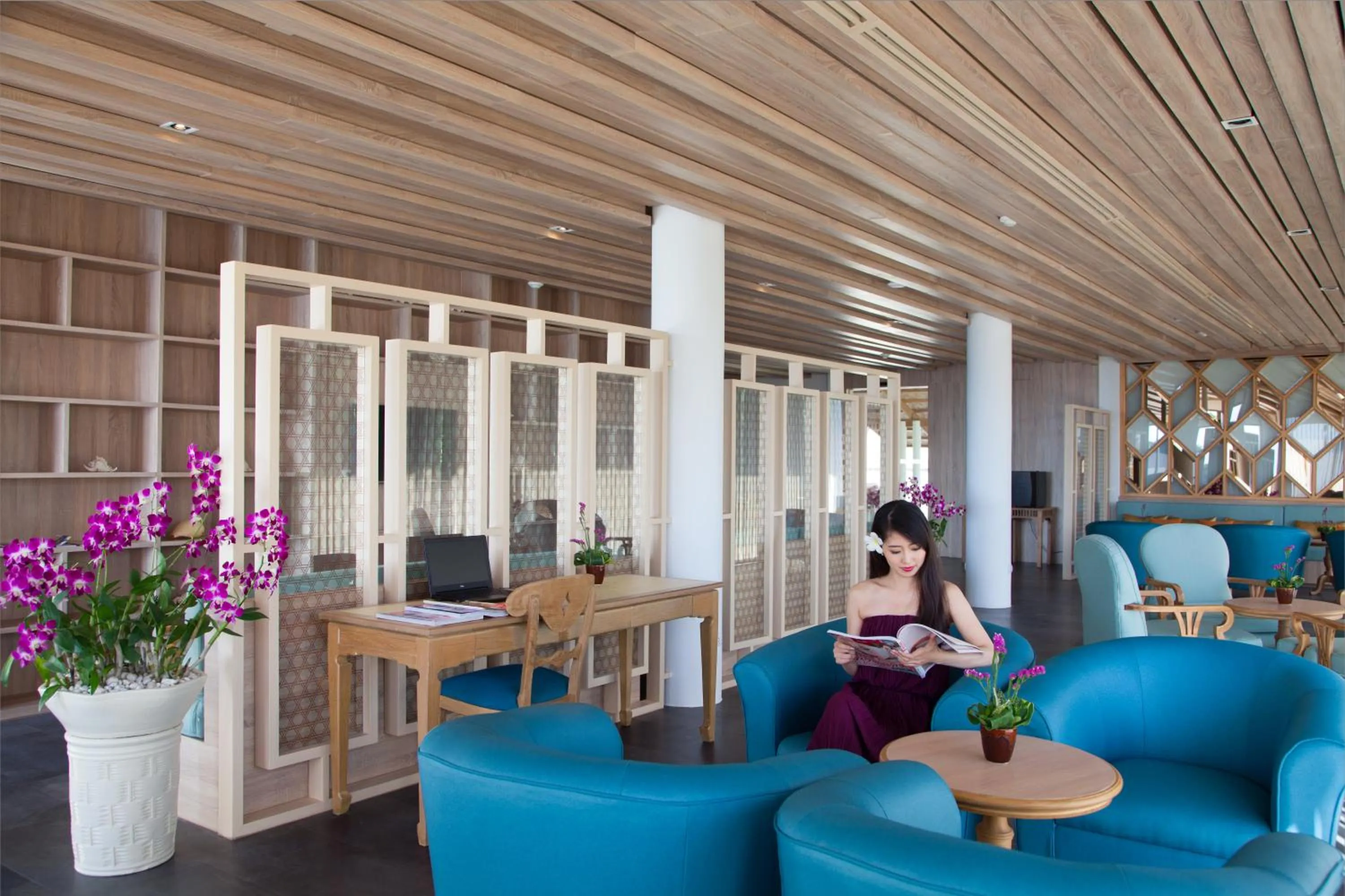 Lounge or bar in Diamond Cliff Resort & Spa, Patong Beach