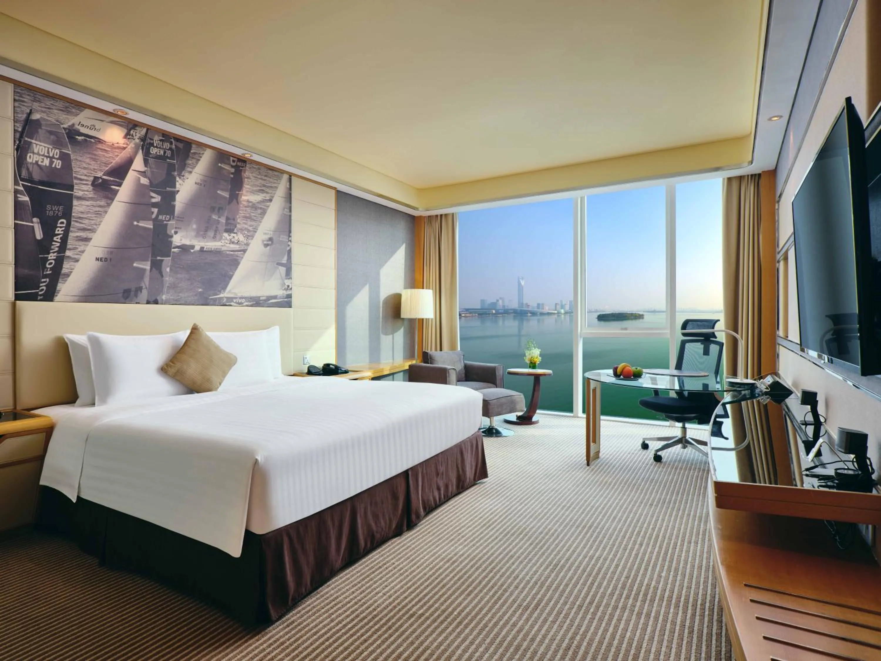 Lake view, Bed in Crowne Plaza Suzhou by IHG