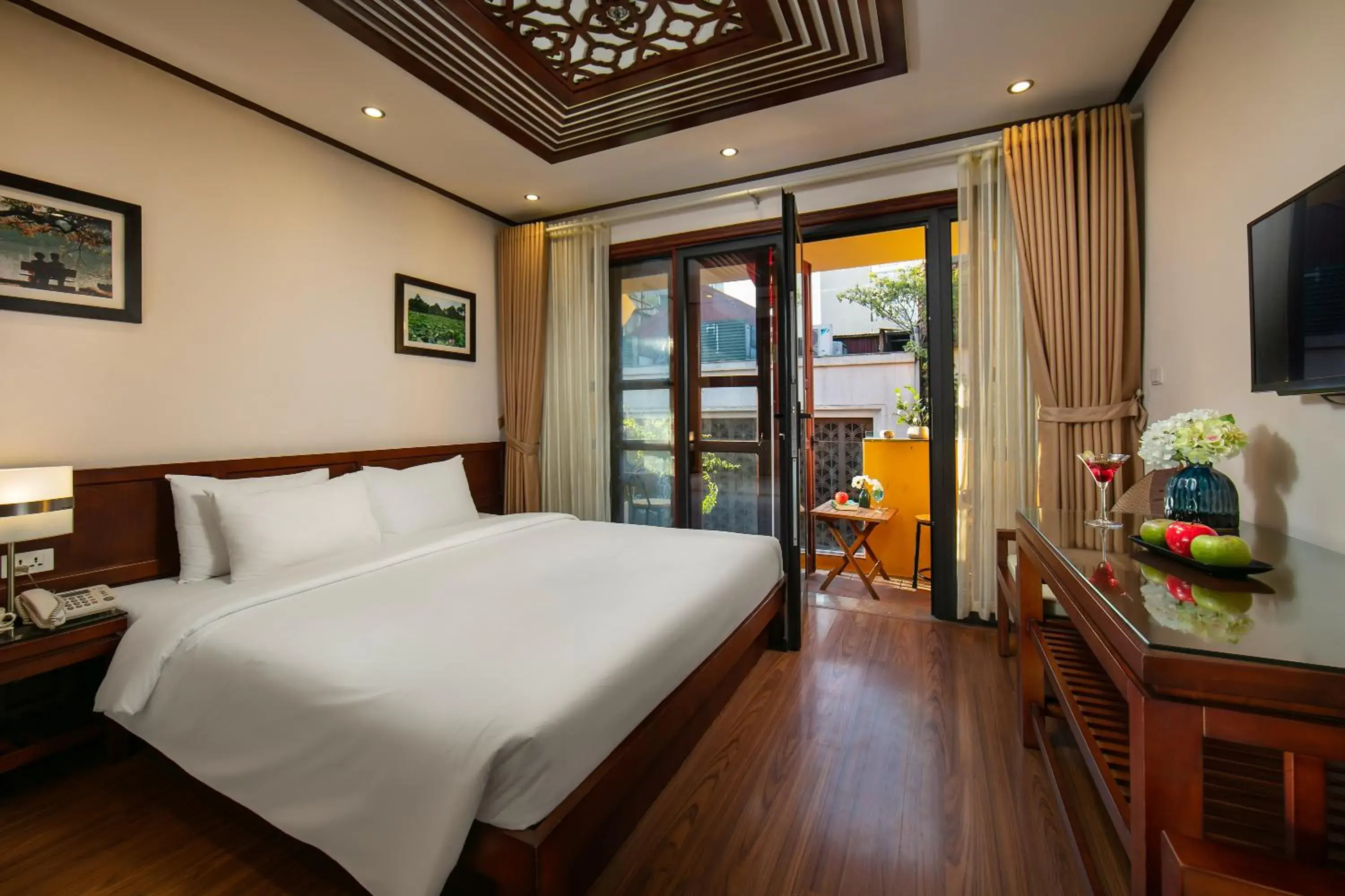 Historical Double Room with Balcony in Hanoi Nostalgia Hotel & Spa Historical Double Room with Balcony in Hanoi Nostalgia Hotel & Spa