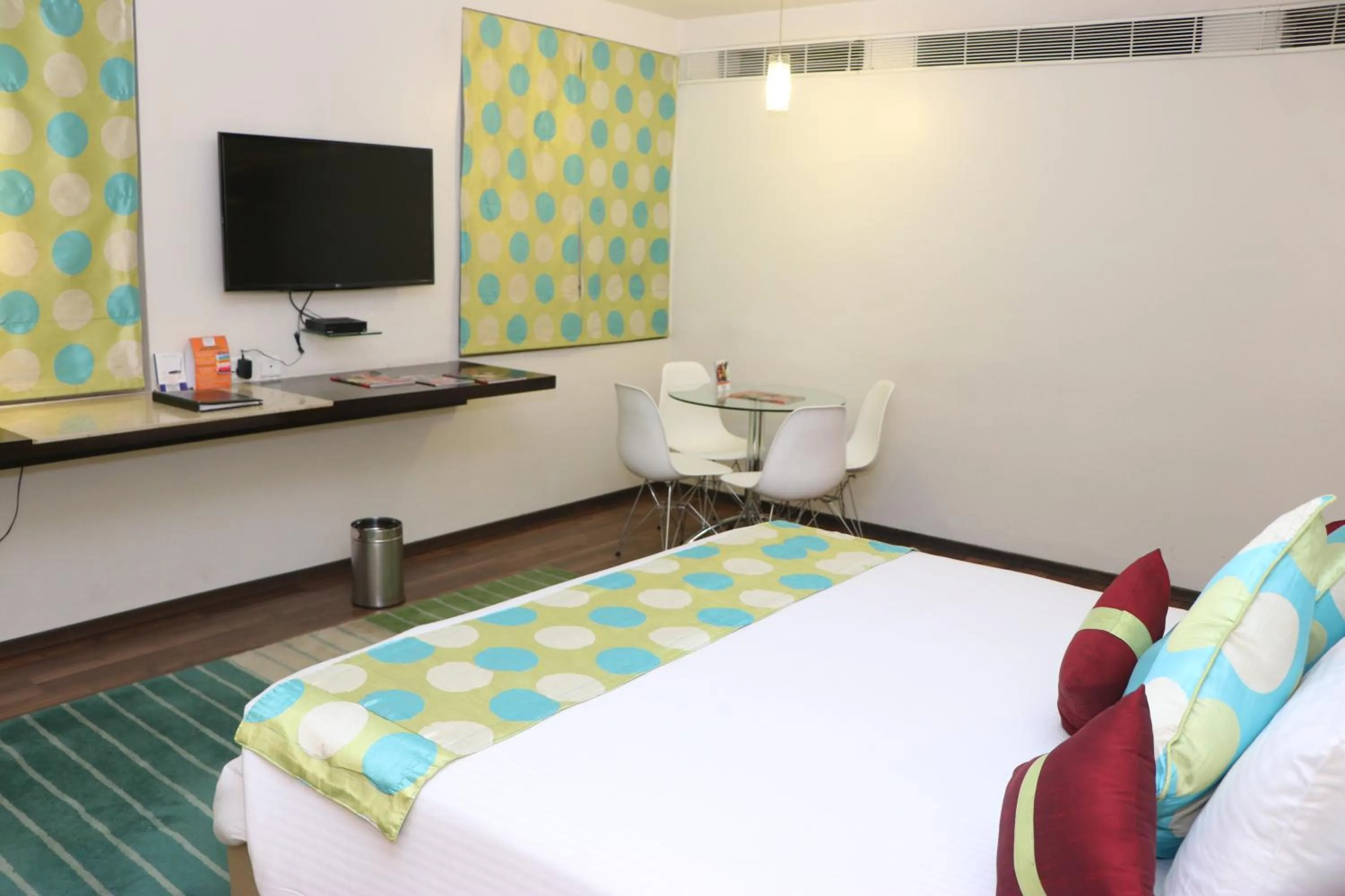 TV and multimedia, Bed in Fortune Inn Sree Kanya, Visakhapatnam - Member ITC Hotels' Group