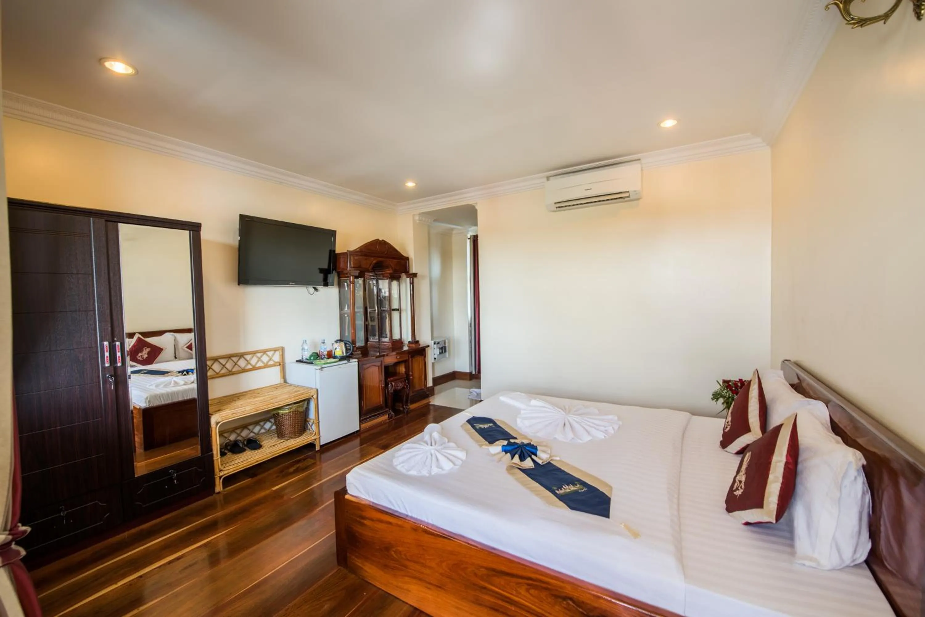 Photo of the whole room, Bed in Seng Hout Hotel