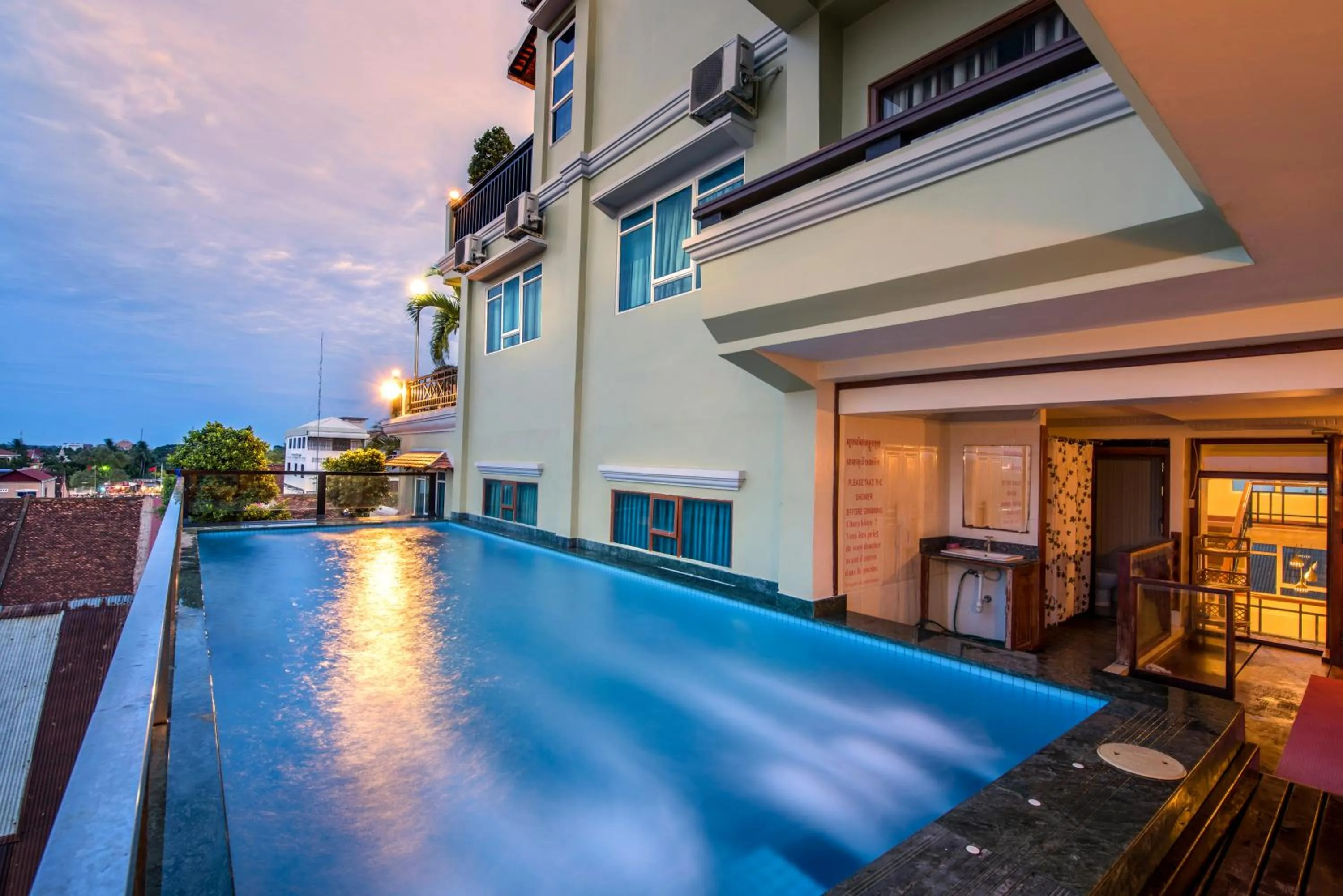Swimming pool in Seng Hout Hotel