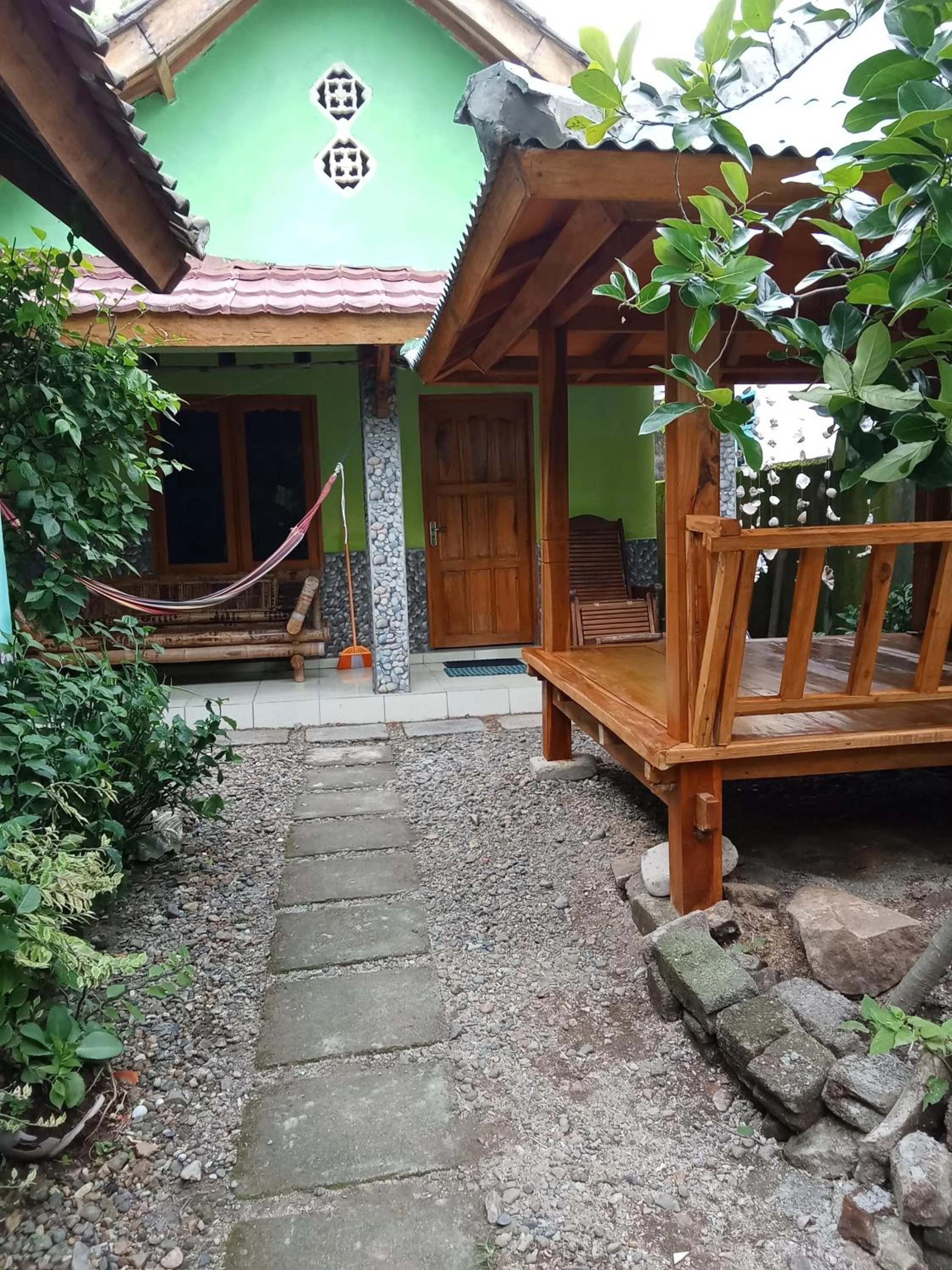 Family Room with Private Bathroom in Pelangi Homestay Bungalow Gili gede