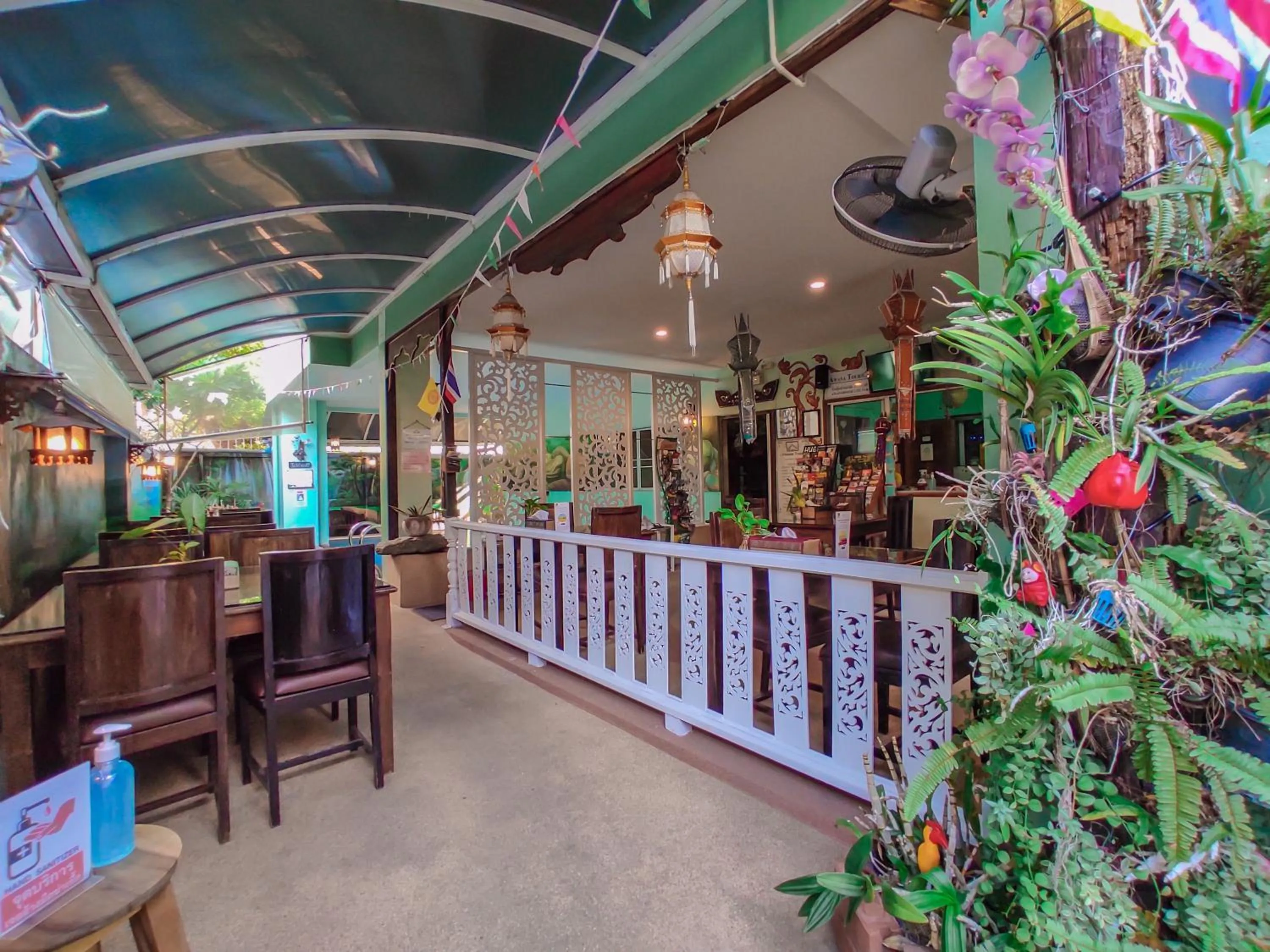 Restaurant/places to eat in Awana House