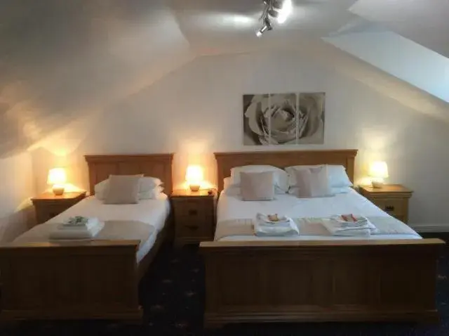 Family Room with Private Bathroom in Cavell House Bed and Breakfast Family Room with Private Bathroom in Cavell House Bed and Breakfast