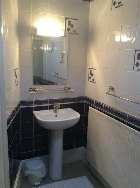 Double Room with Private Bathroom in Cavell House Bed and Breakfast Double Room with Private Bathroom in Cavell House Bed and Breakfast