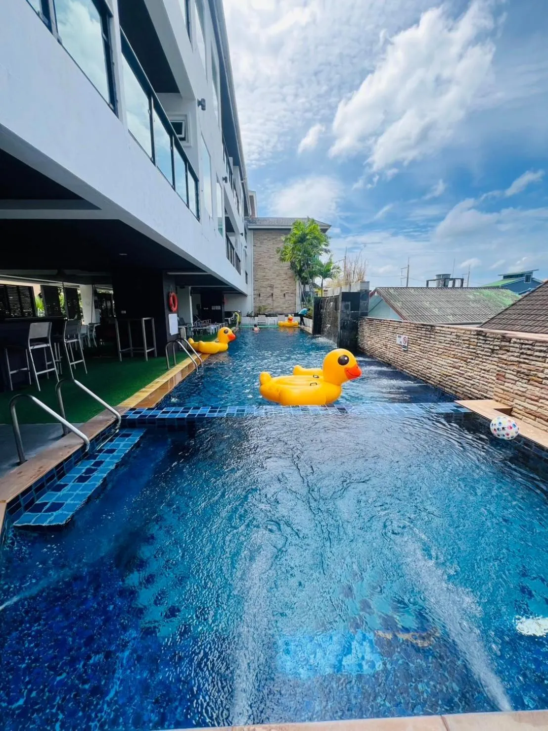 Swimming pool in Baramee Resortel