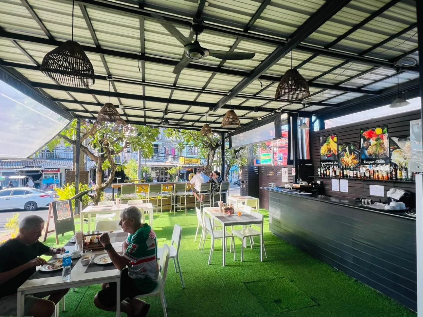 Restaurant/places to eat in Baramee Resortel