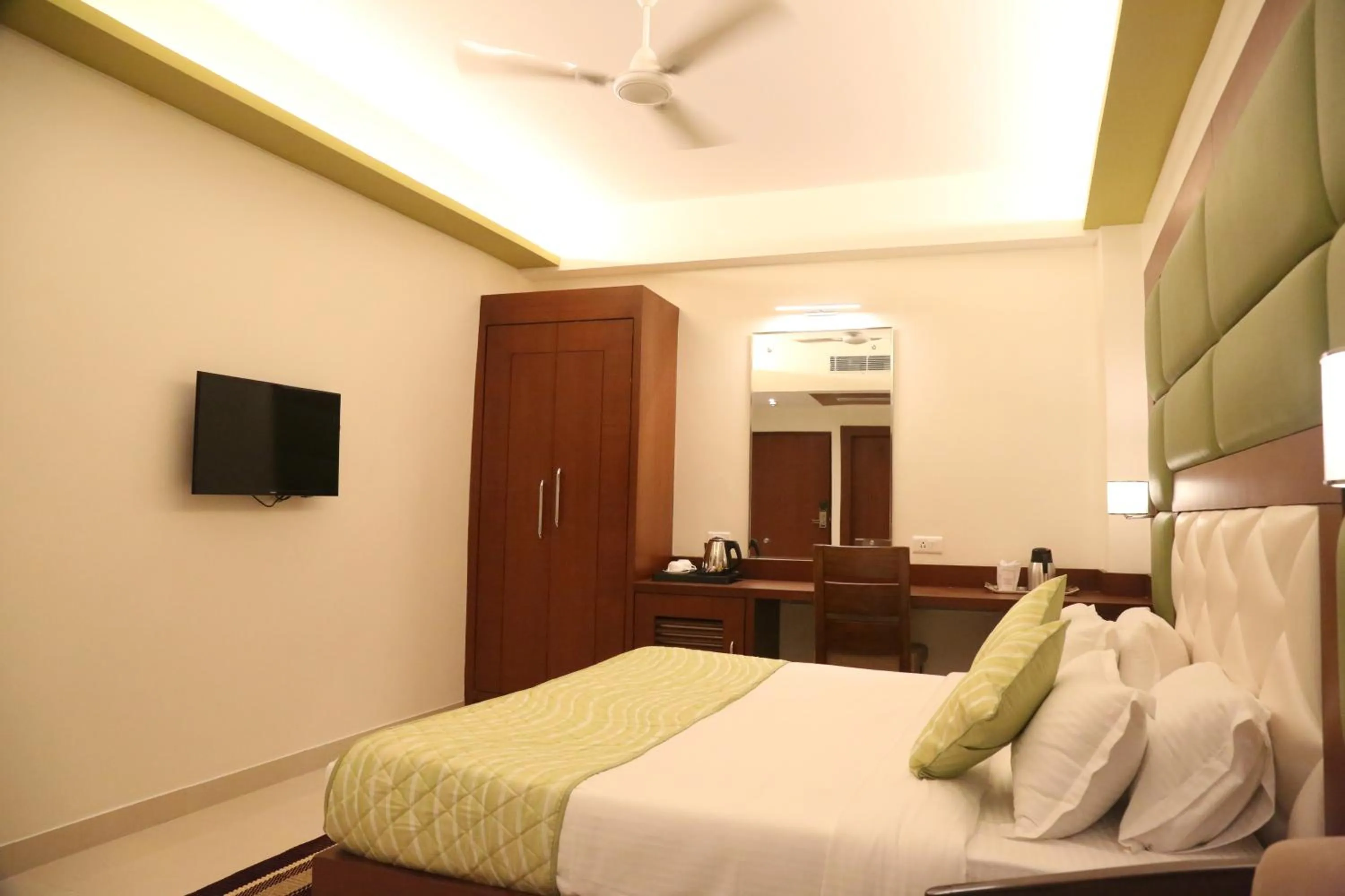 Bed in Hotel Varanasi Inn