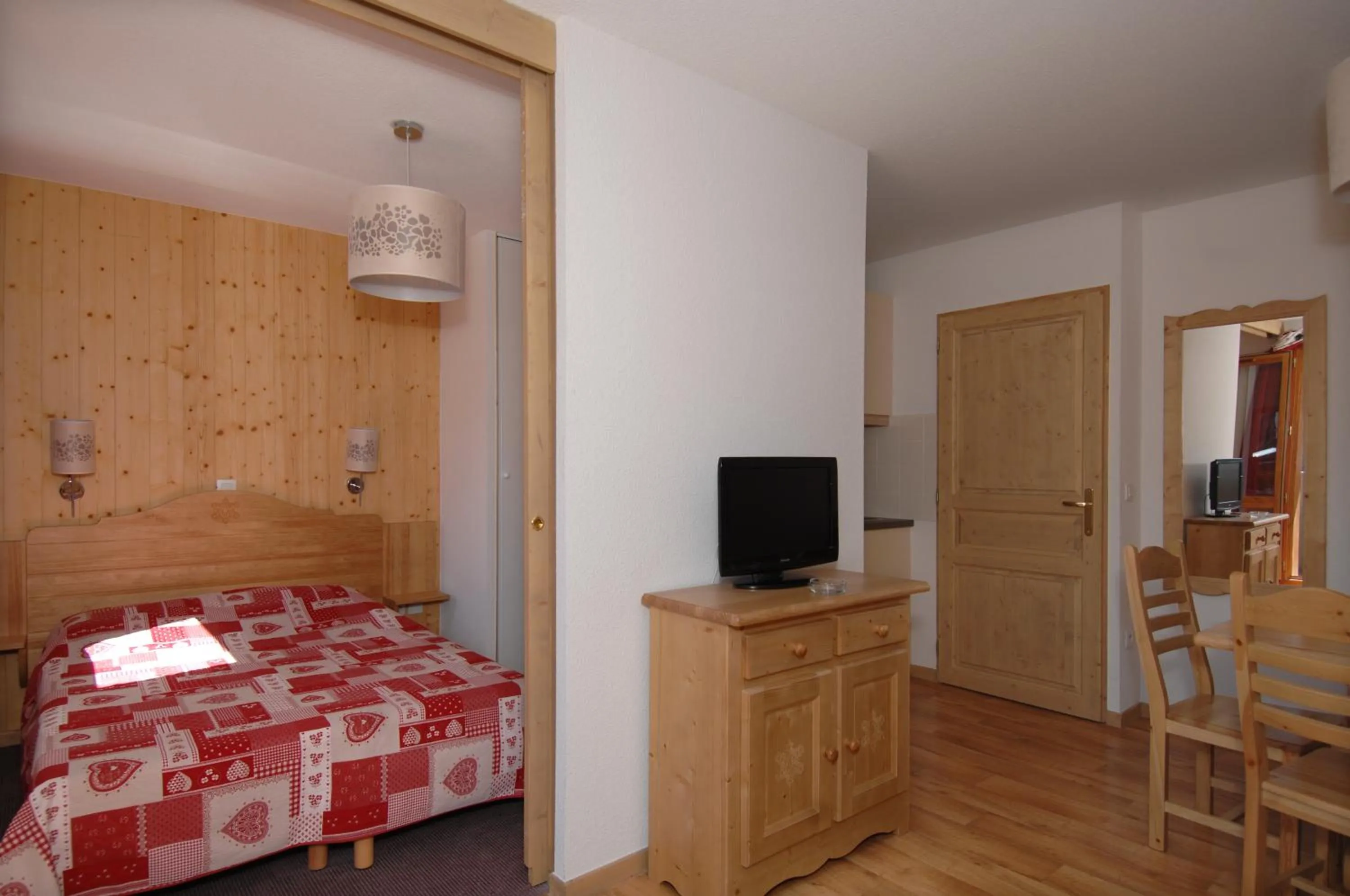 Dining area, Bed in Résidence Odalys Le Grand Panorama 1