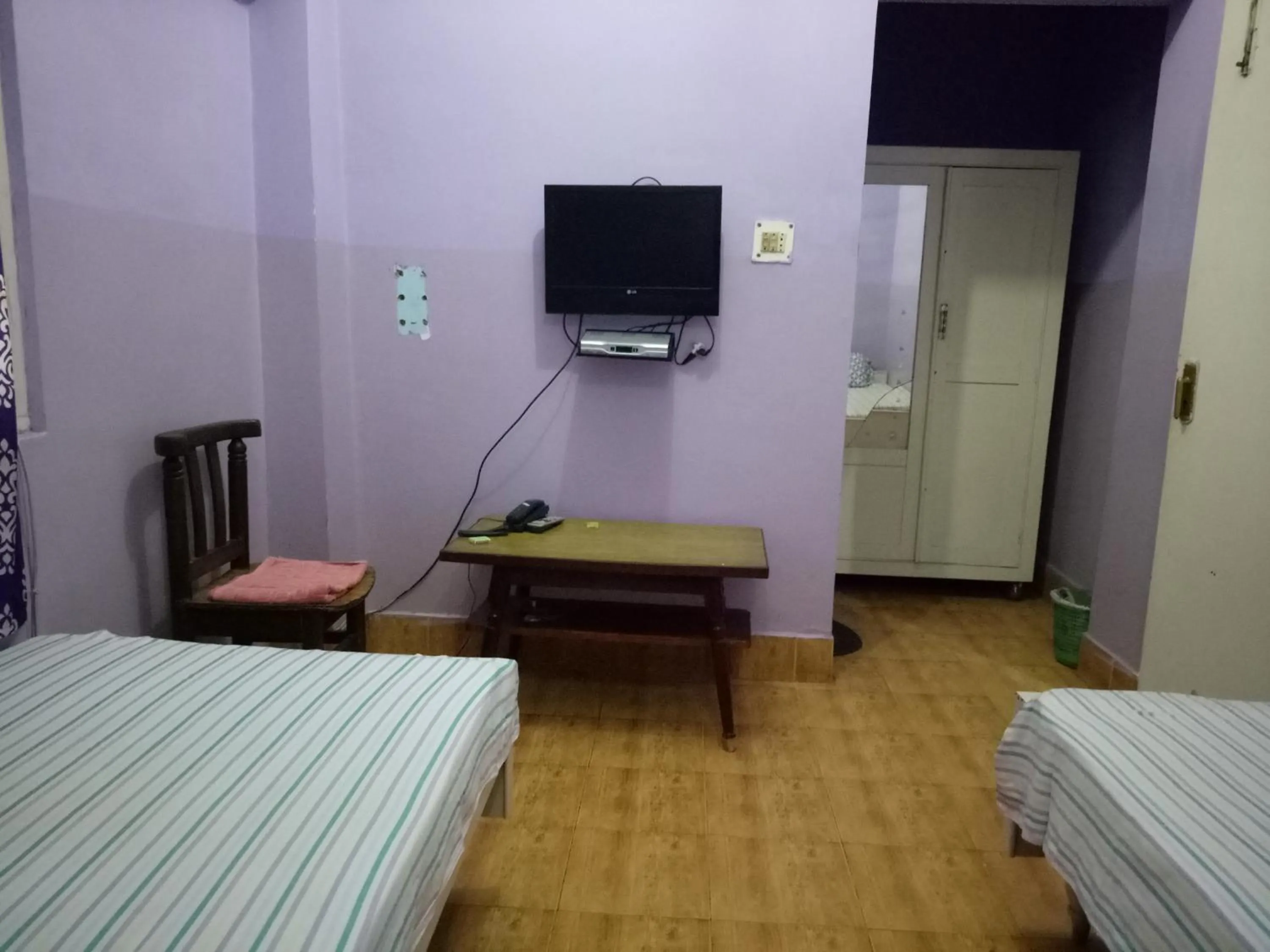 Communal lounge/ TV room, Bed in Hotel Kameng