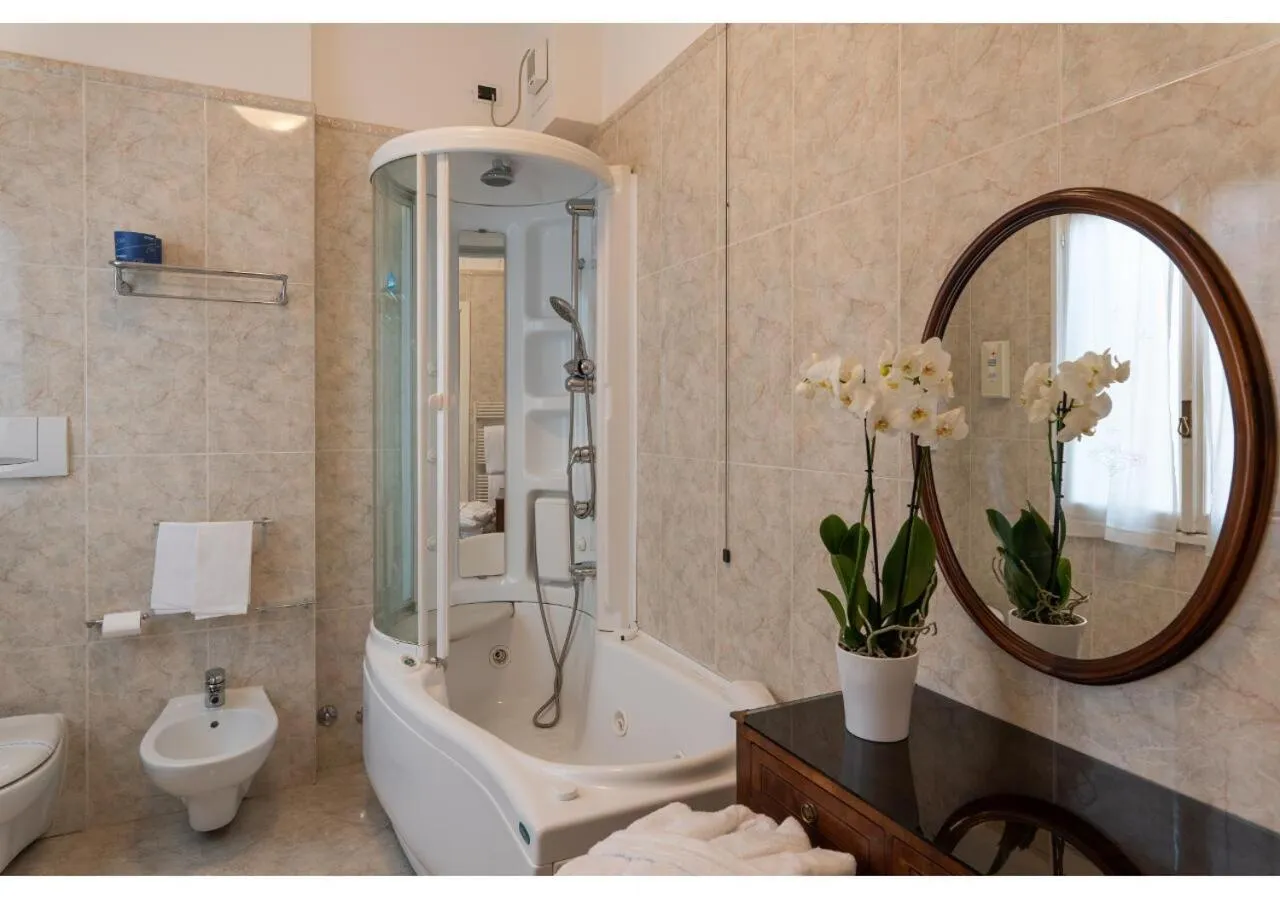 Toilet in Phi Hotel Canalgrande