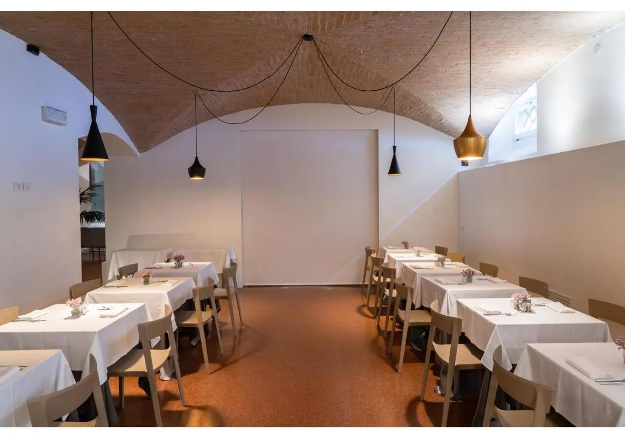 Restaurant/places to eat in Phi Hotel Canalgrande