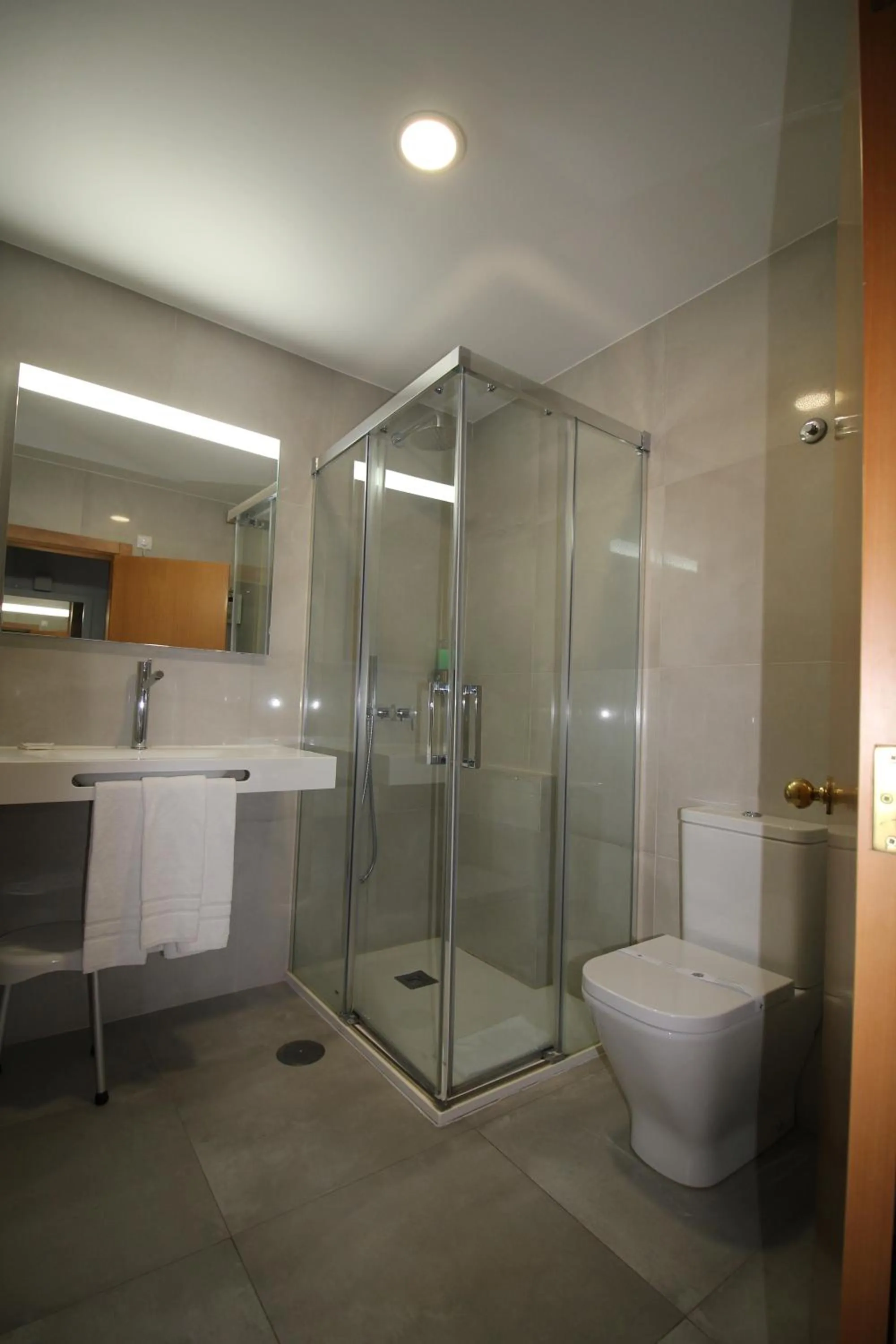 Shower in Imperador Hotel