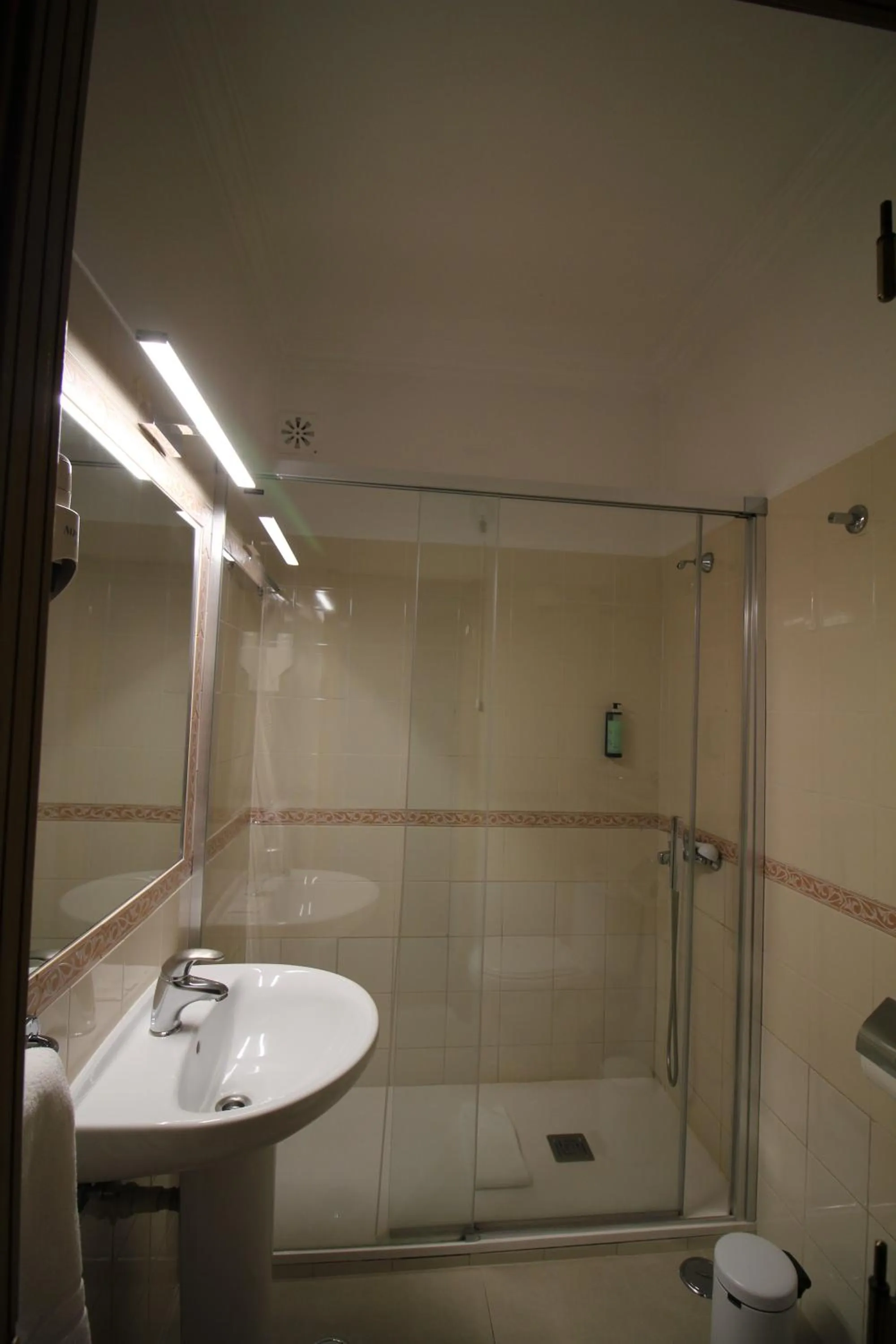 Shower in Imperador Hotel