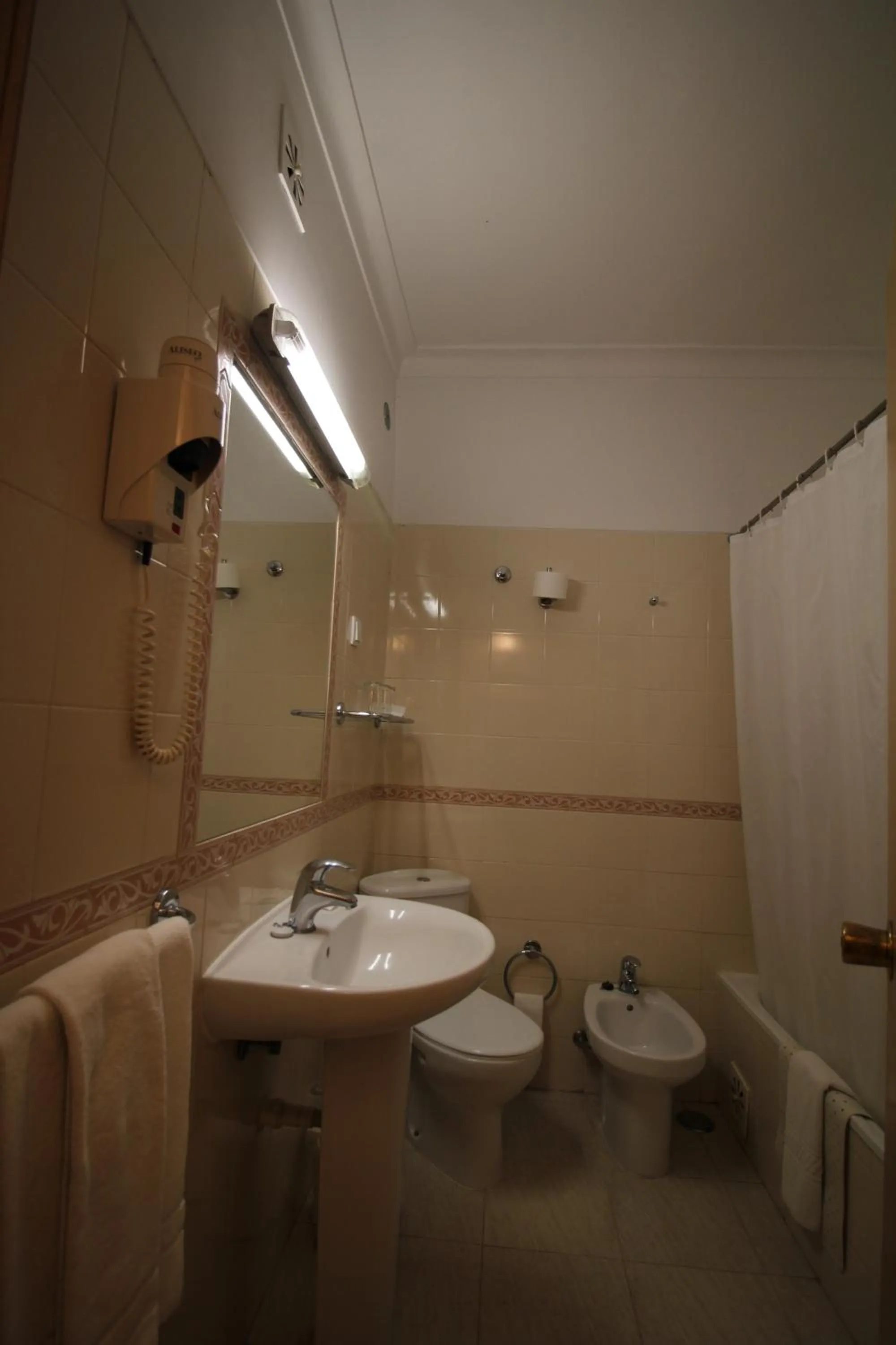 Toilet in Imperador Hotel