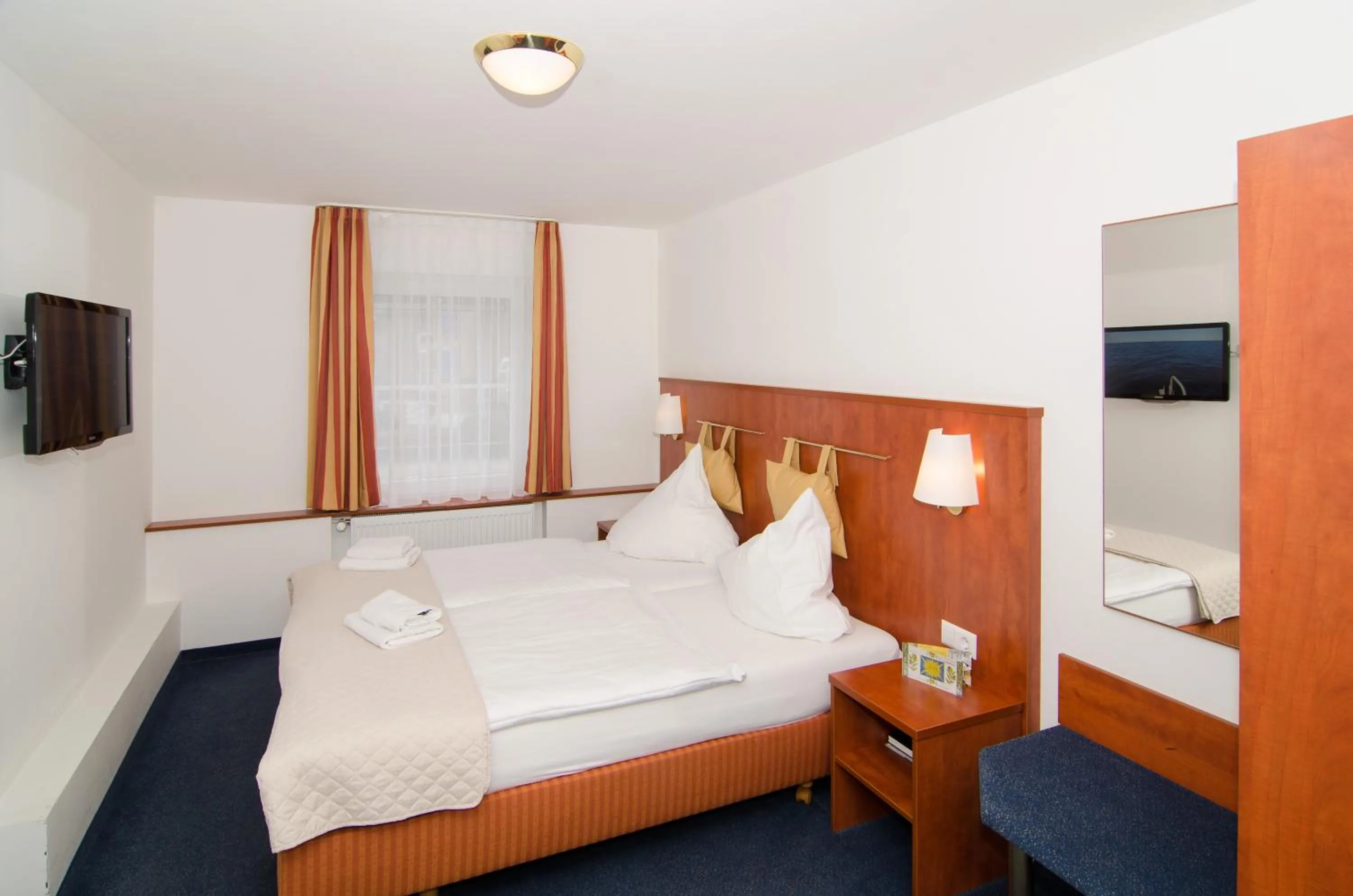 Bedroom, Bed in Hotel -Restaurant Taormina