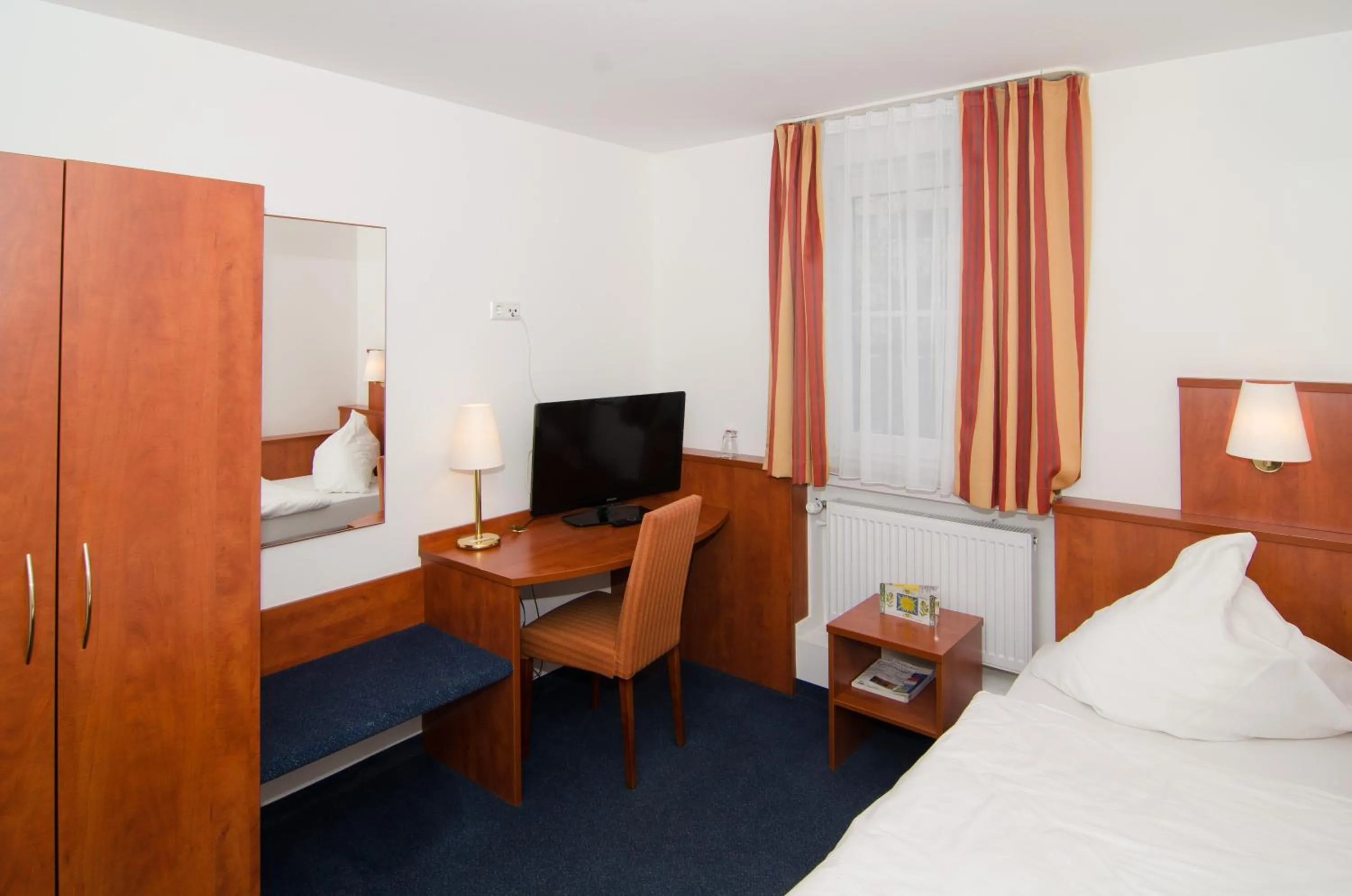 wardrobe, Bed in Hotel -Restaurant Taormina