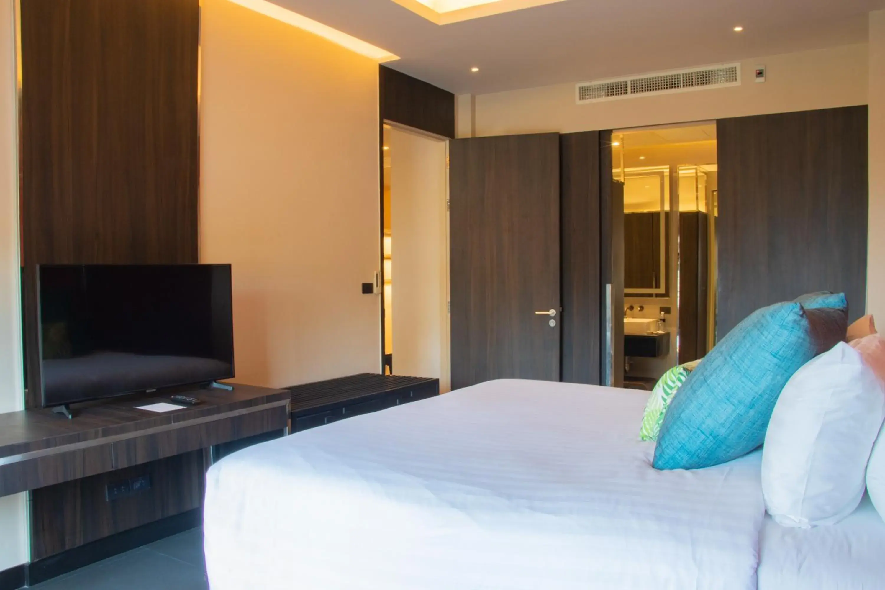 Bedroom, Bed in Impiana Beachfront Resort Chaweng Noi, Koh Samui Bedroom, Bed in Impiana Beachfront Resort Chaweng Noi, Koh Samui