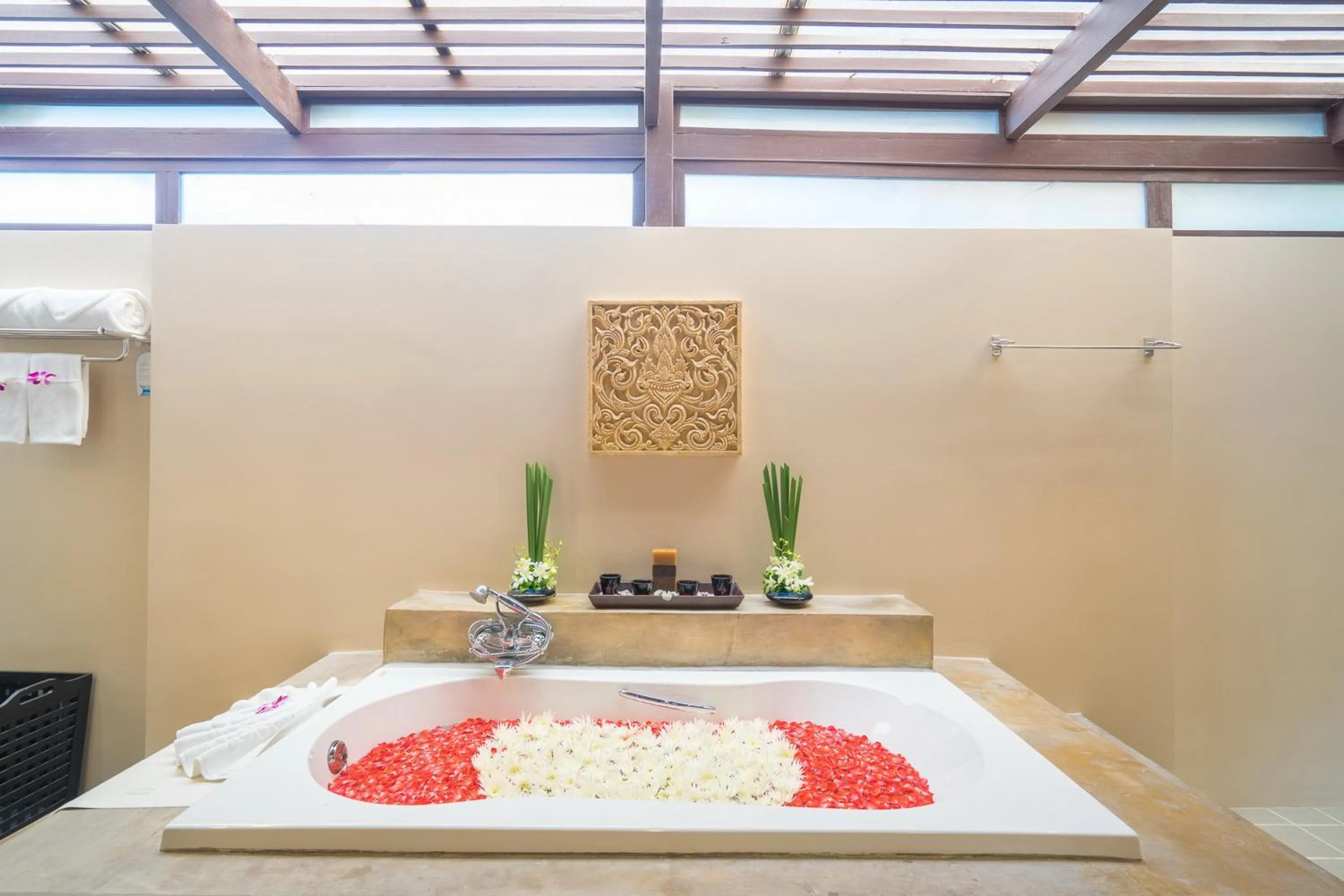 Bathroom, Bed in Impiana Beachfront Resort Chaweng Noi, Koh Samui